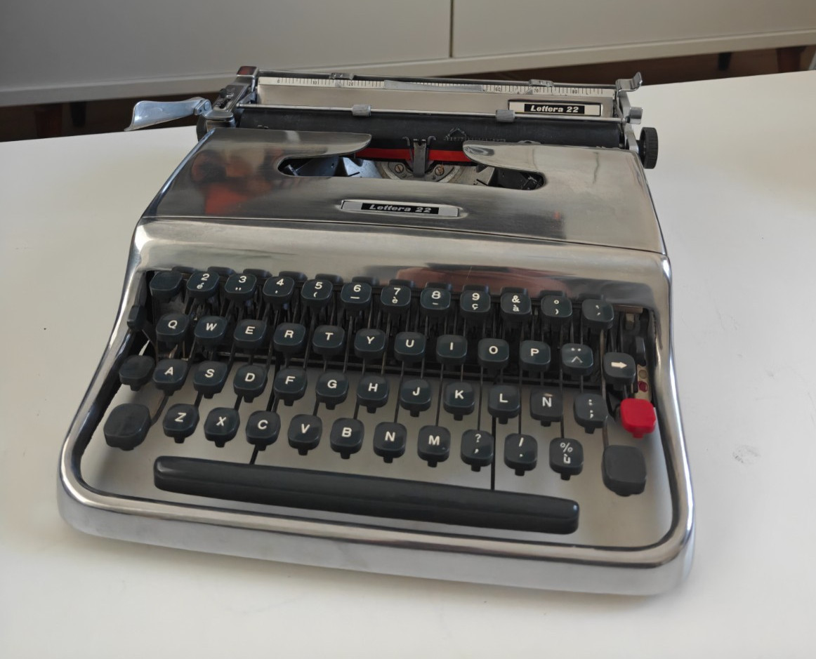 SILVER MCM. OLIVETTI LETTERA 22 TYPEWRITER . MOMA. SPANISH Ñ. ELITE FONT 7. 1964