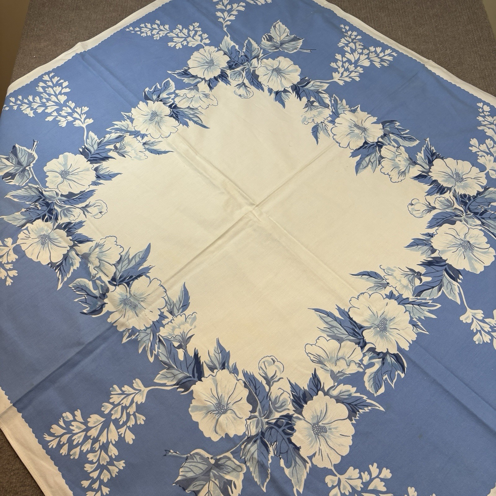 Vtg 50s MCM Floral Hibiscus Tablecloth 44\