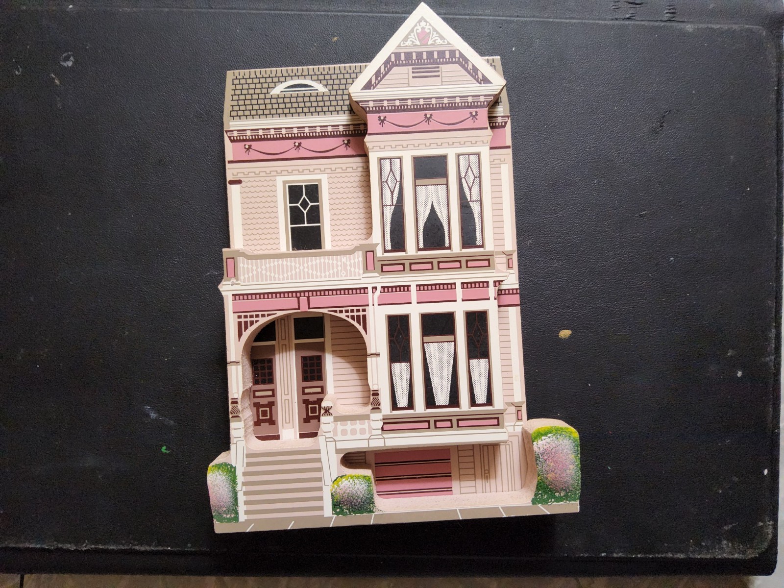 SHEILA'S COLLECTIBLES: Lot of 4; WEDDING CAKE,GOFFOS ,BRANDYWINE; CAPE HATTERAS 