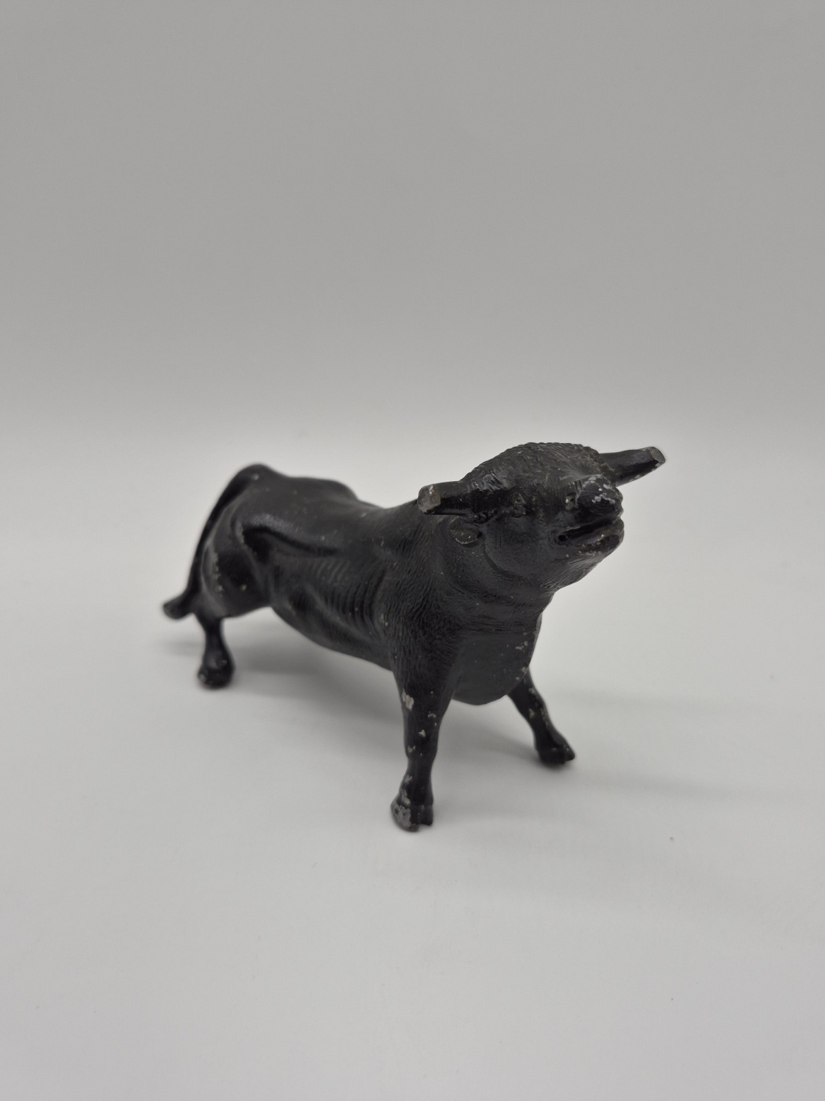 ANTIQUE EARLEY 1900s BLACK CAST IRON BULL READY TO CHARGE FIGURINE original