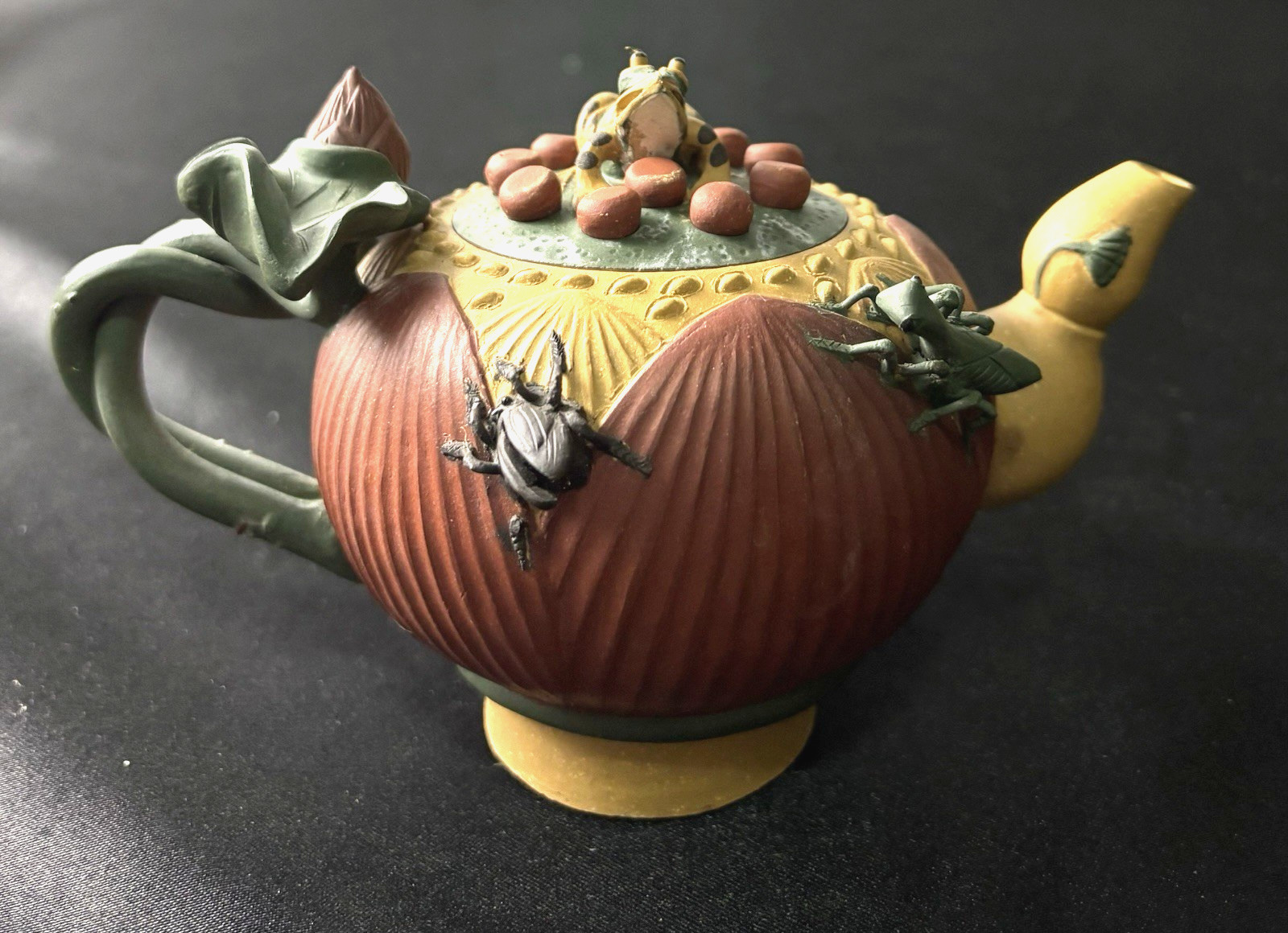 VINTAGE CHINESE YIXING ZISHA CLAY LOTUS FROG TEA POT W/BOX & TEA COZY NEW