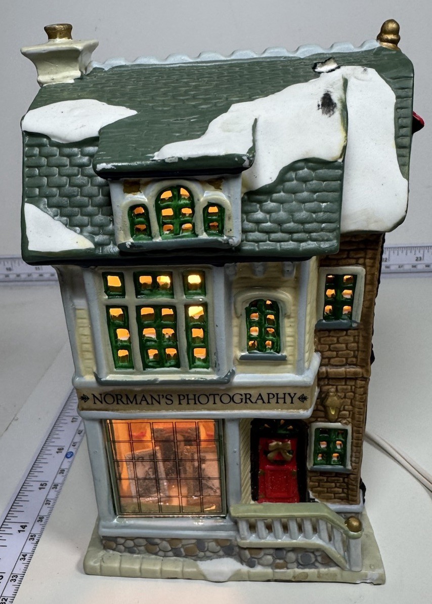 LEMAX CHRISTMAS VILLAGE HOUSE - 2002 NELSON\'S PHOTOGRAPHY & FRAMING BY MARGIE