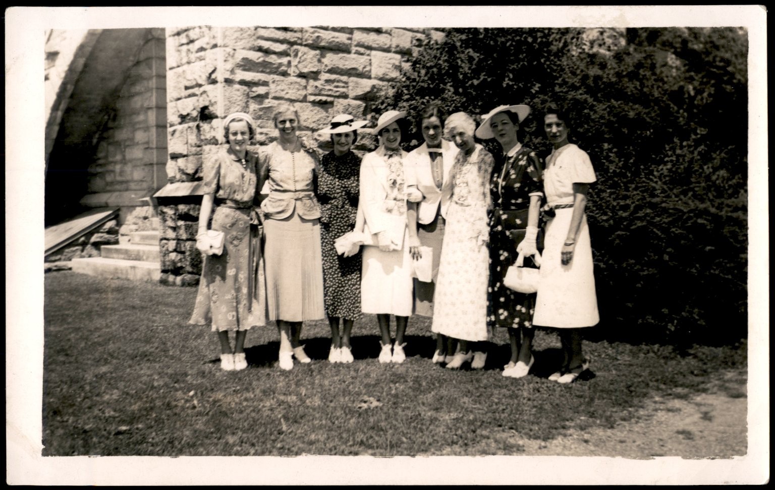 1930s Women\'s Fashion Snapshot Photograph Group Portrait Outdoor Hats