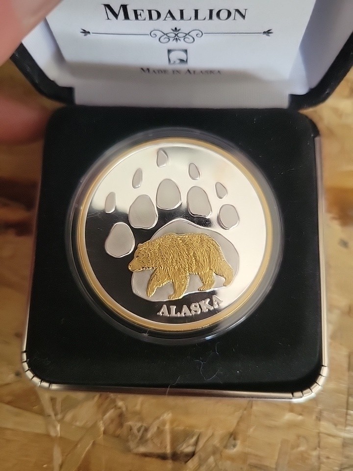  Rare Alaska Mint Grizzly Bear Alaska Medallion in Display Case/Box w/ Paperwork