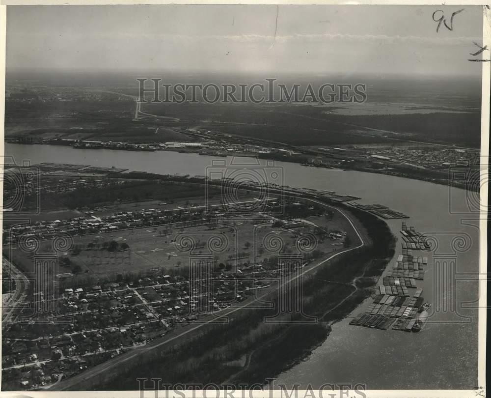 1966 Press Photo Fleet Of Barges Rounds Curve In Mississippi River - not04866