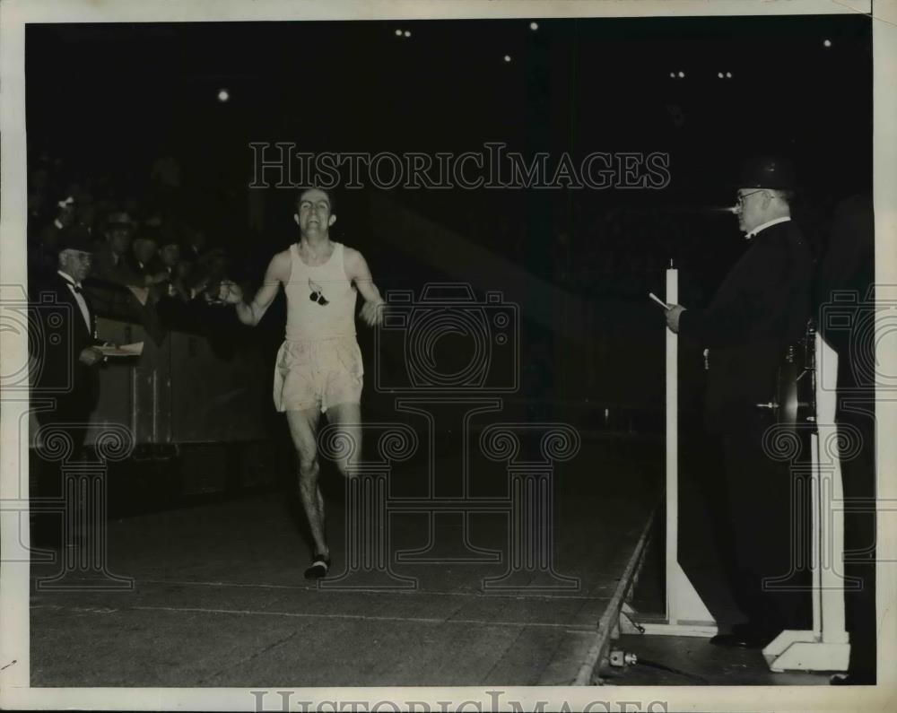 1936 Press Photo Joe McCluskey wins steeplechase at AAU track meet in NY