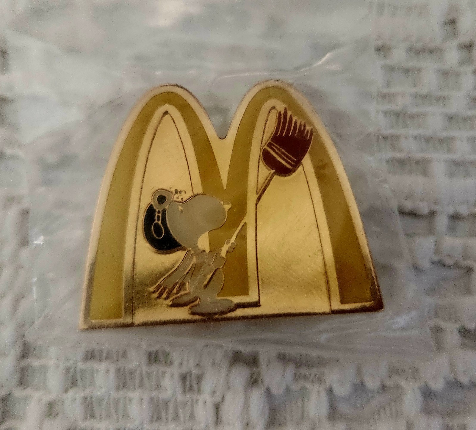 Rare Peanuts McDonald's Snoopy 2002 Pin Snoopy Cleaning the Golden Arches