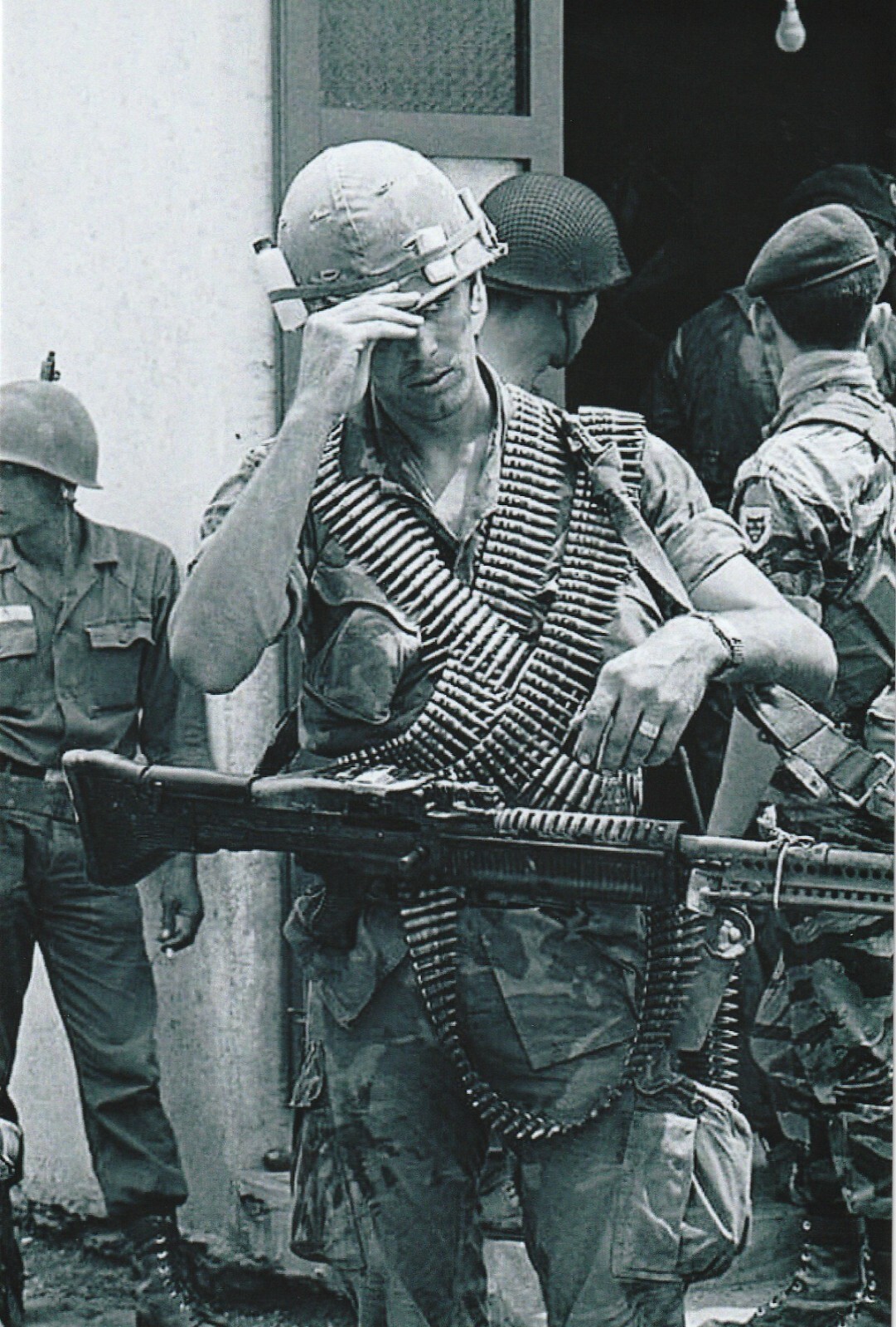 Vietnam  War  Photos -- US  Soldiers - M-60