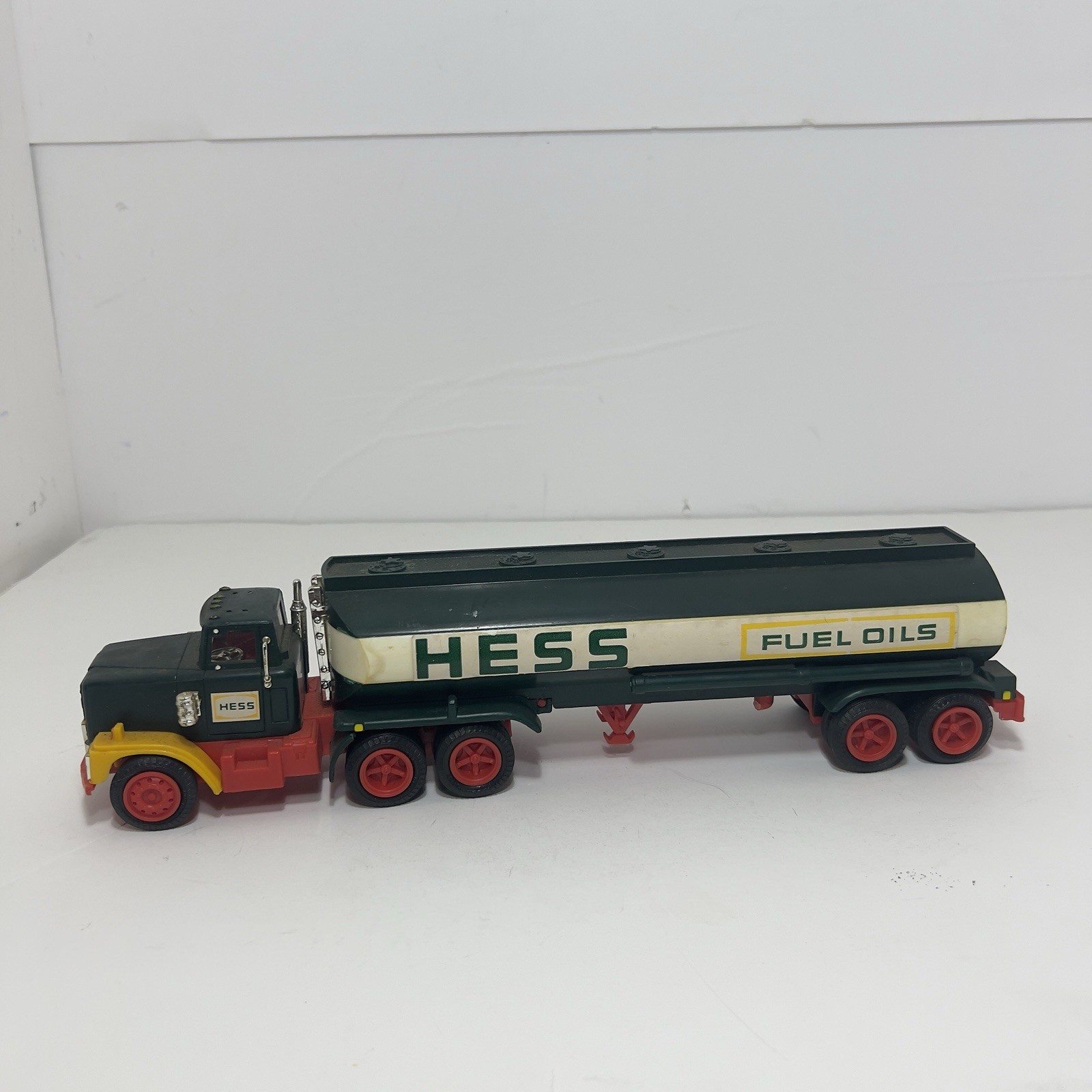 1977/78 Or 84 Hess 18 Wheeler Oil Tank Truck - Vintage - Exact Year Unknown
