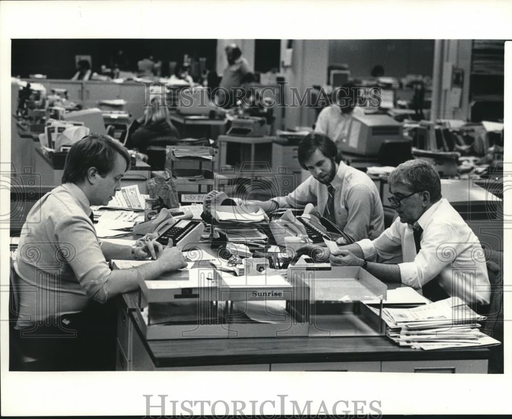 1987 Press Photo Employees at the Milwaukee Journal Newsroom Department
