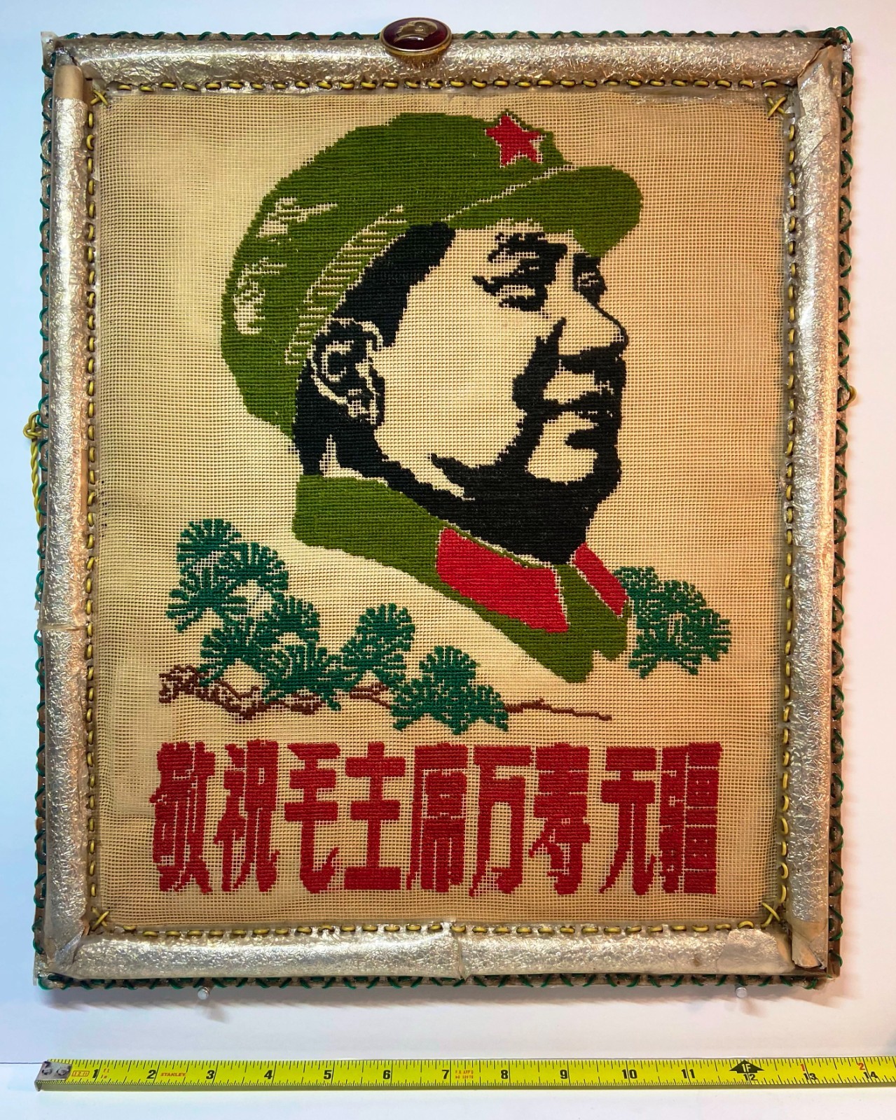 1968 VINTAGE RARE CHAIRMAN MAO WOVEN PORTRAIT WITH ORIGINAL MAO BADGE ATTACHED