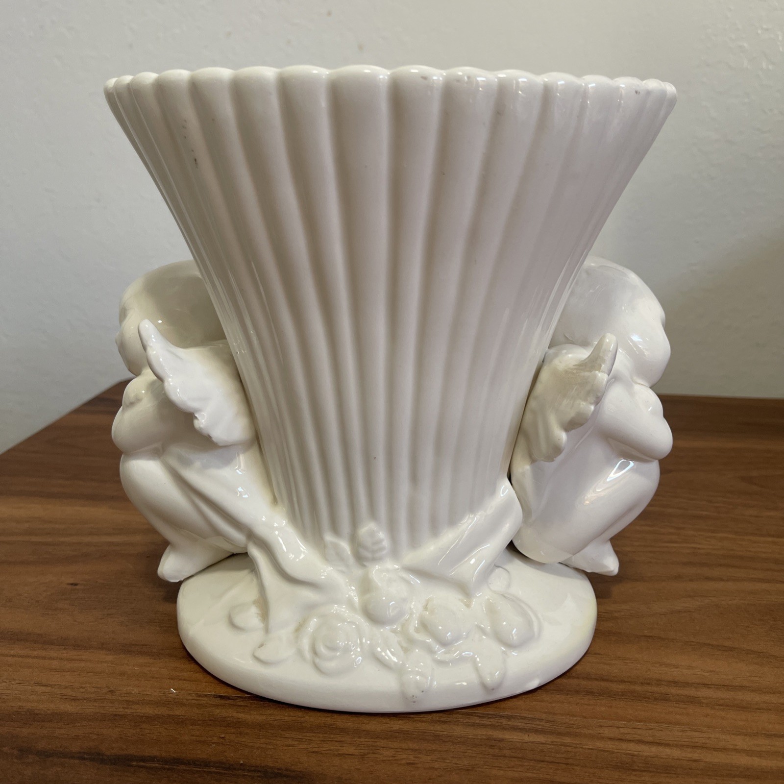 VTG Two Winged Cherubs, Fluted Trumpet-Shaped Vase Glzd Ceramic 1940-80s 7.5x8.5