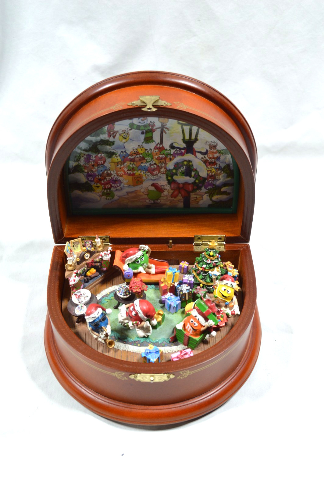 2007 Danbury Mint M&M Christmas Music Box