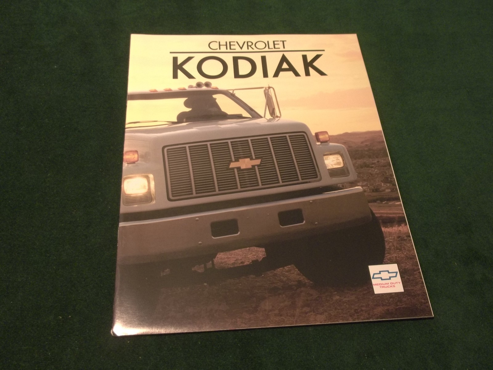 MINT 1992 CHEVROLET CHEVY KODIAK TRUCK DEALER SALES BROCHURE (BOX 580)