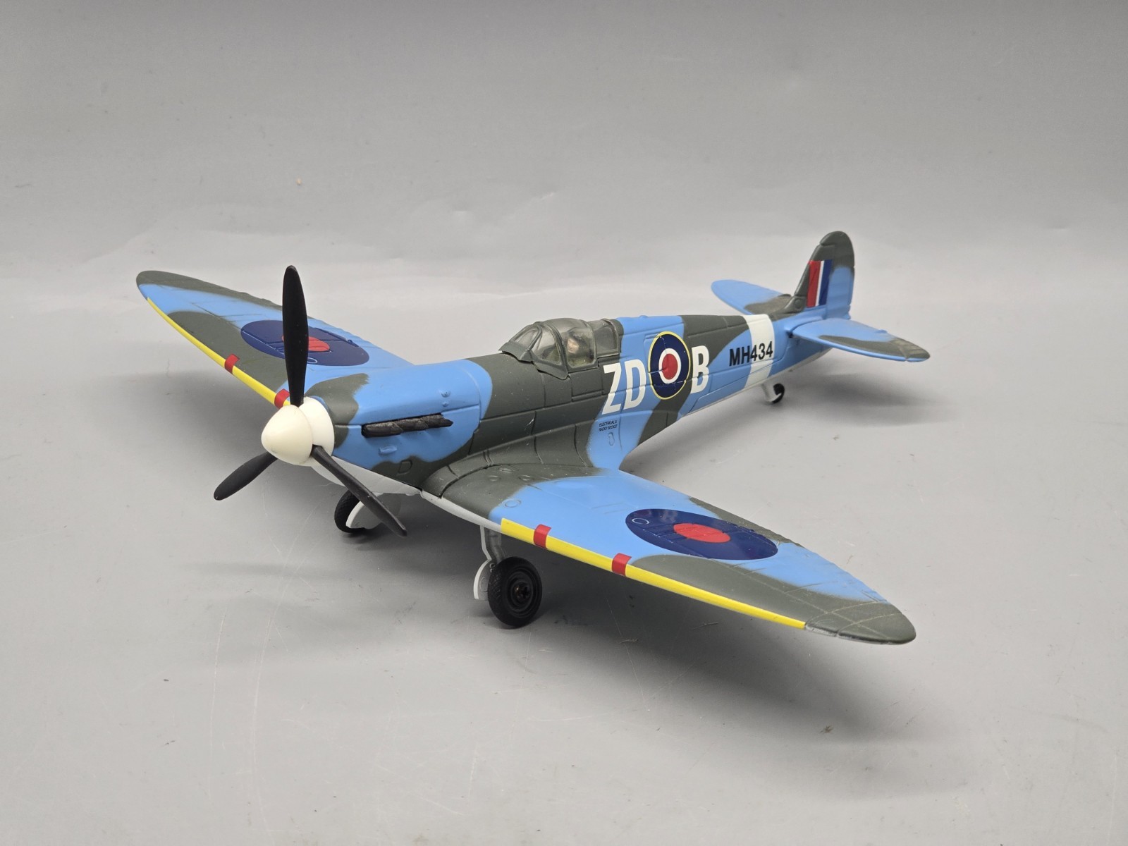 Yat Ming Air Signature Spitfire MK V Diecast WWII Plane 1:48 Scale NO BOX