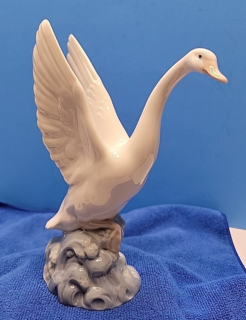NAO by Lladro Swan Taking Flight Porcelain Figurine 8\