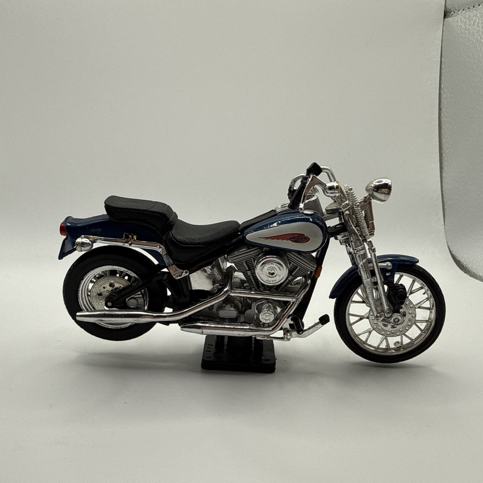 Maisto BAD BOY HARLEY DAVIDSON MOTORCYCLE Red Wing Diecast 5.25\