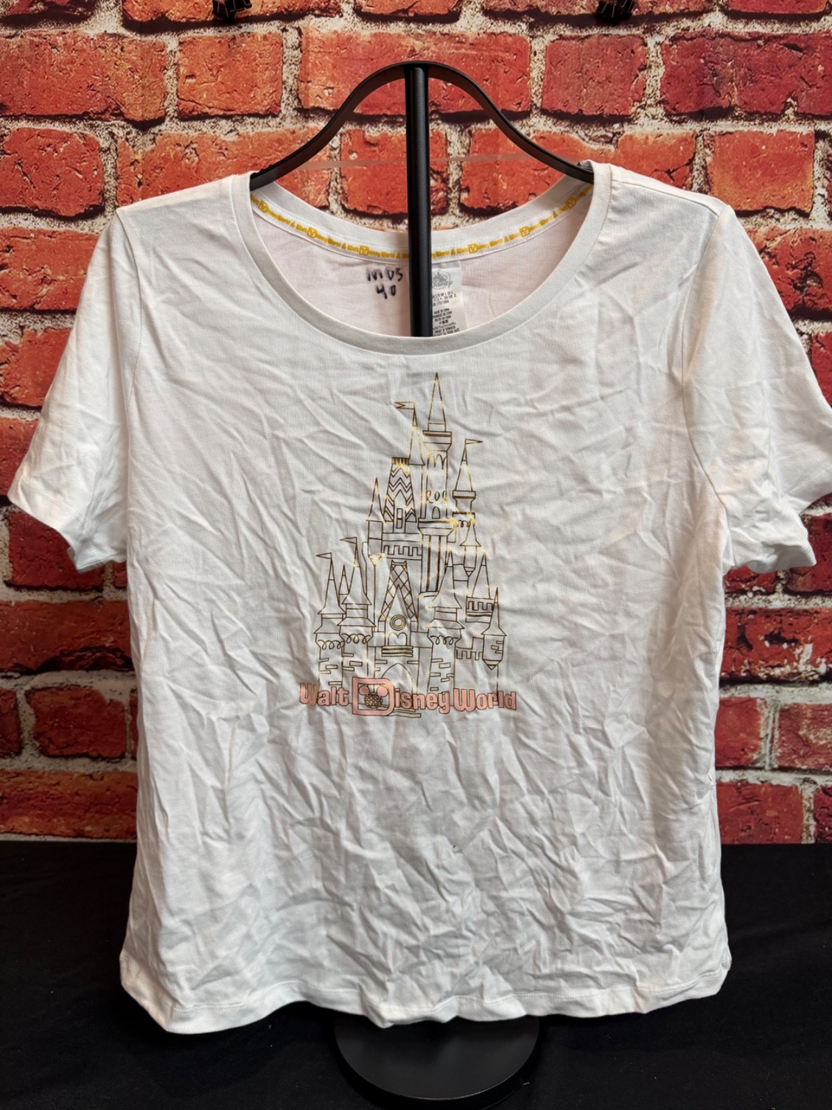 WDW Sleeping Beauty Castle Scoop neck white t-shirt Shirt SZ L MOS/Read