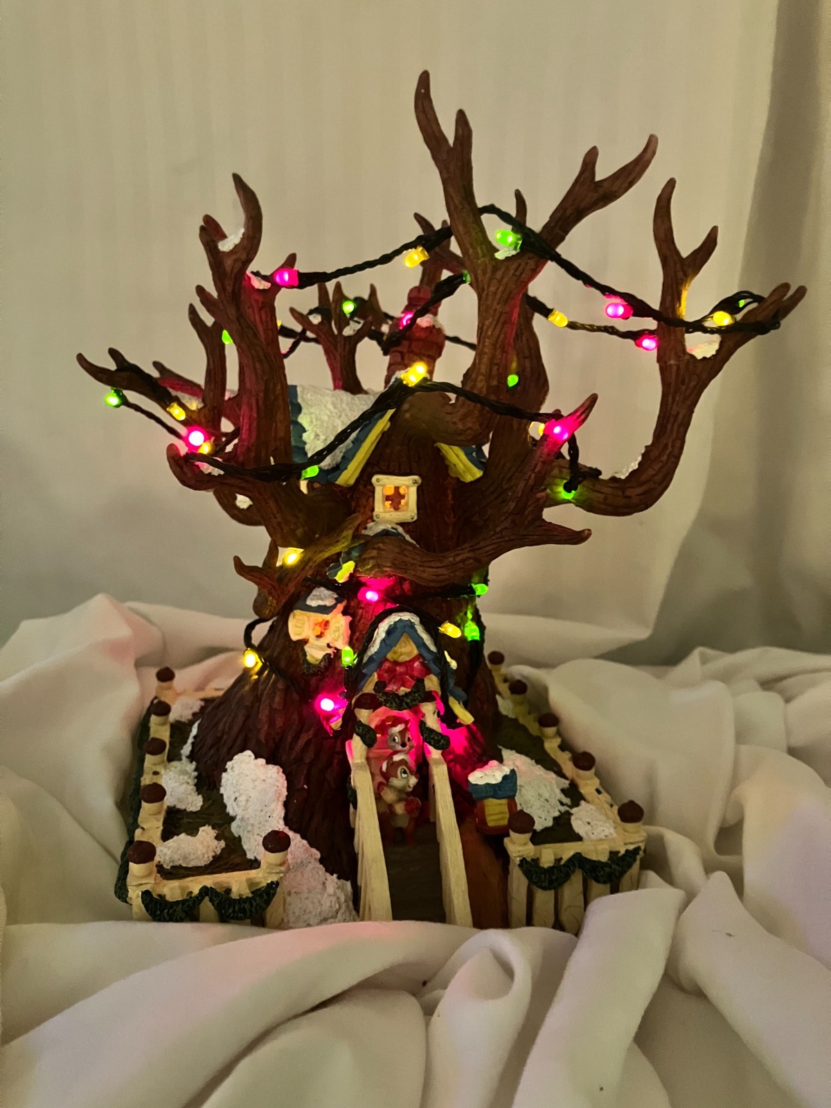 Vintage Disney Toontown Chip & Dale Tree House Christmas Village Figurine W/Box