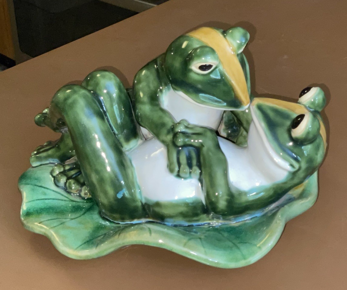 Vintage FROGS TRUE LOVE KISS STATUE LARGE 12\