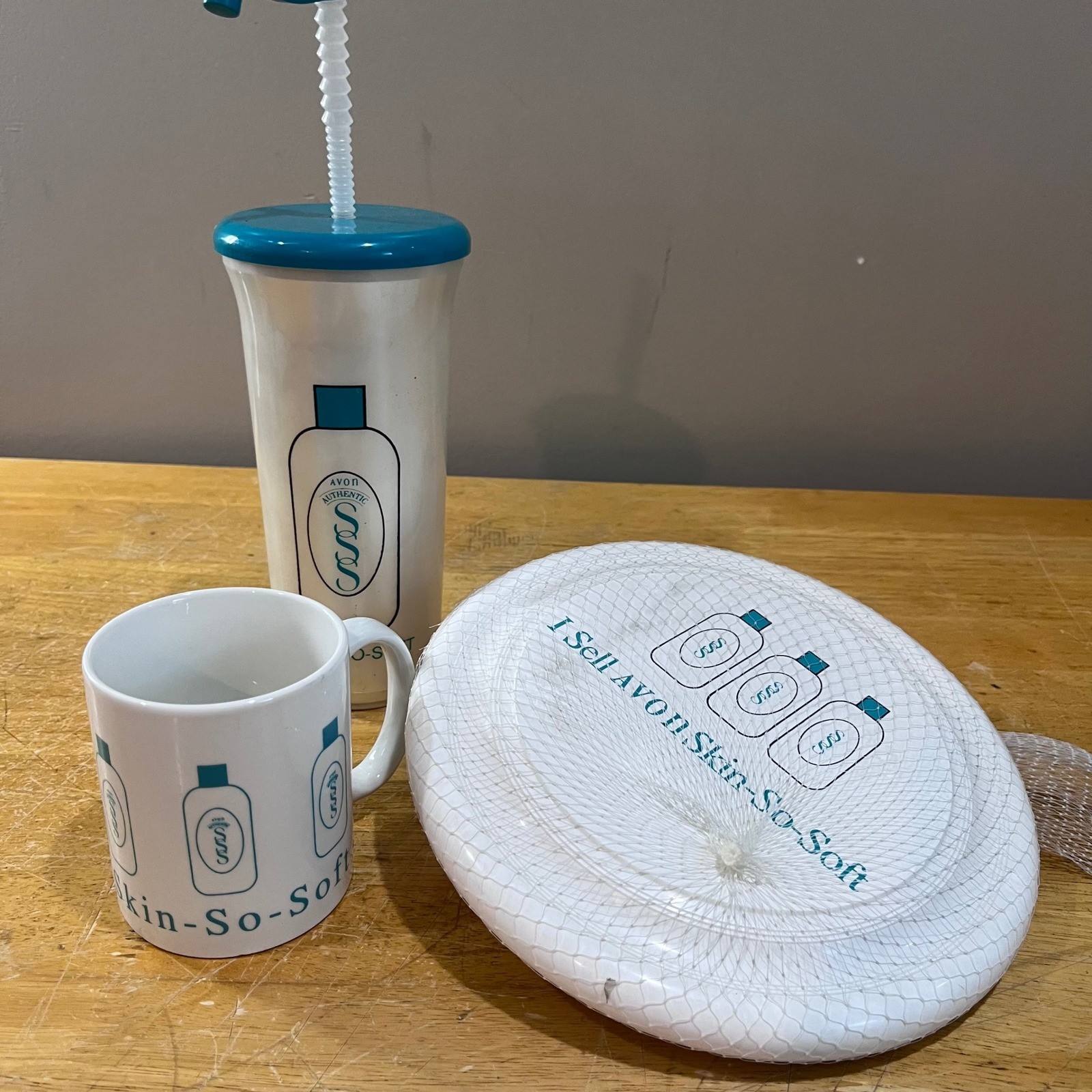 Vtg 90s Avon Skin-So-Soft Promo Set 32oz Sport Sipper Mug & Visor Teal White