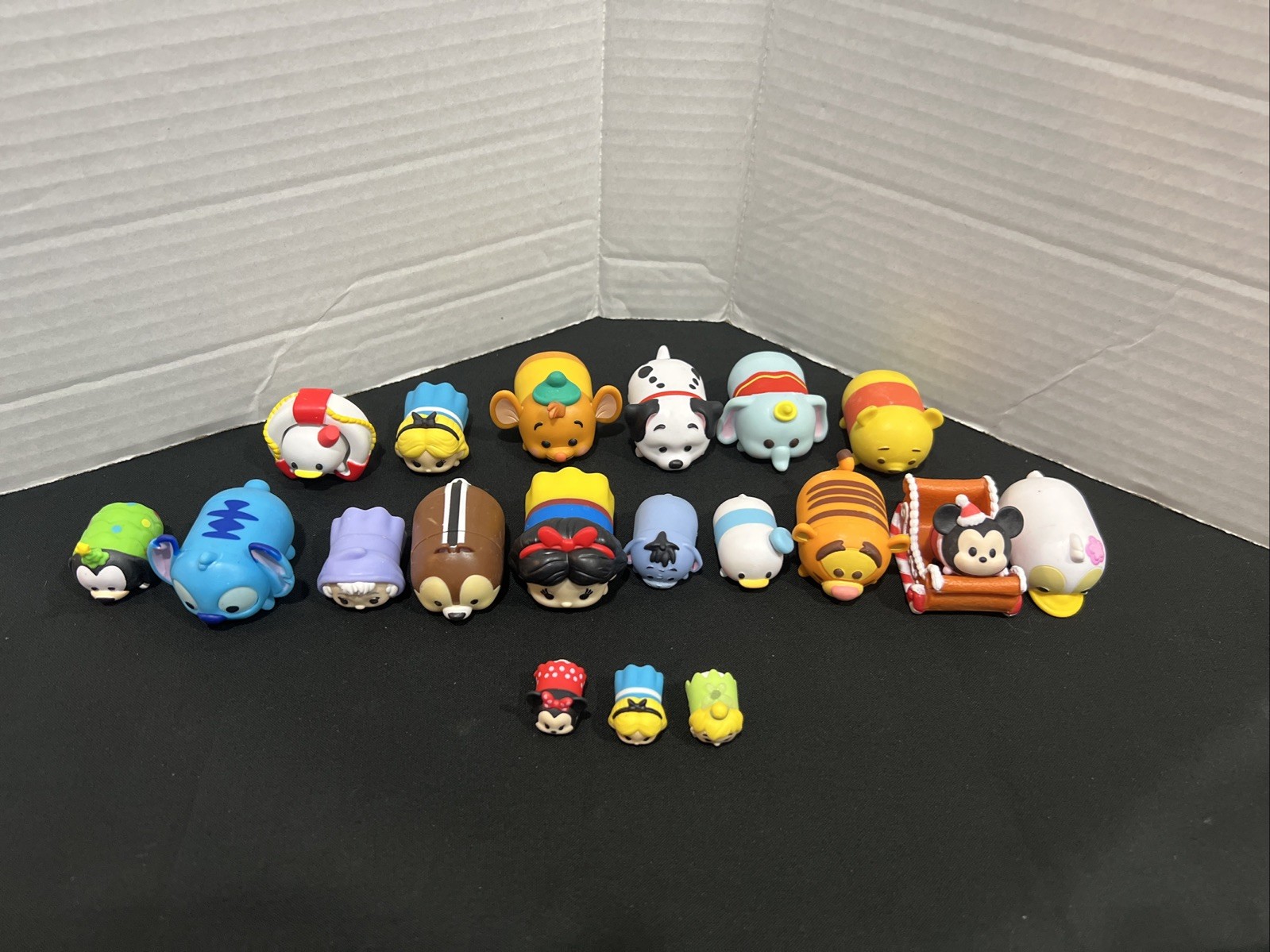 Disney Tsum Tsum Vinyl Figures LOT of 16 Mini Figures + 2 Accessories