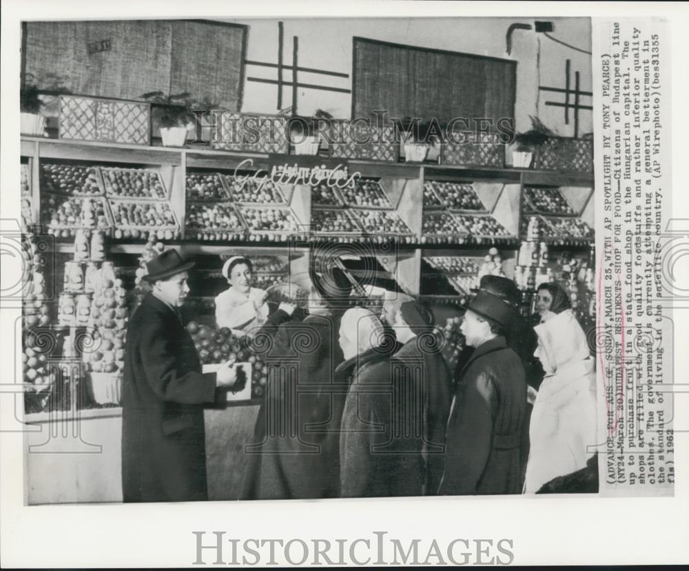 1962 Press Photo Citizens of Budapest line up to purchase fruit in a state shop.