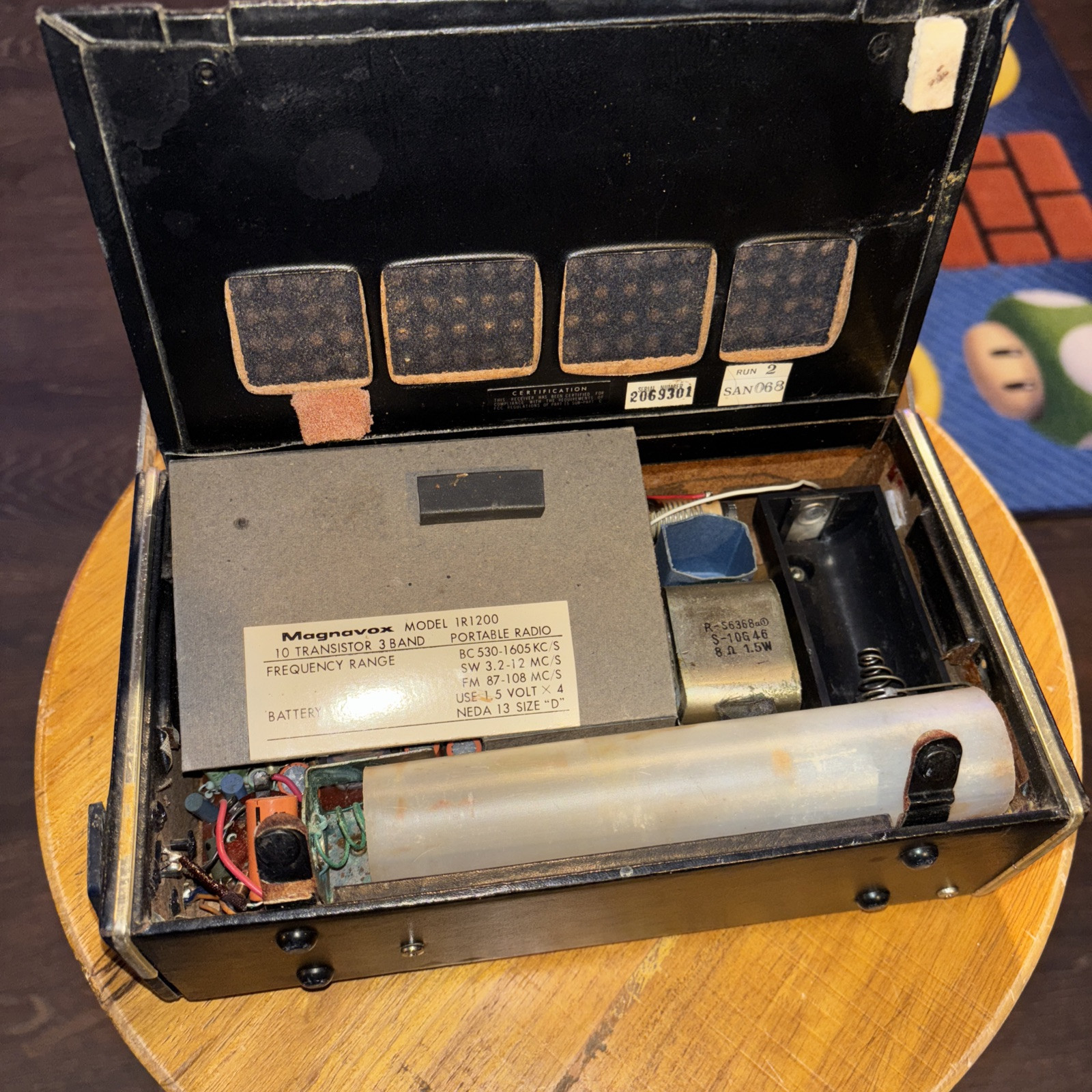 Magnavox MODEL 1R1200 10 TRANSISTOR 3 BAND PORTABLE RADIO