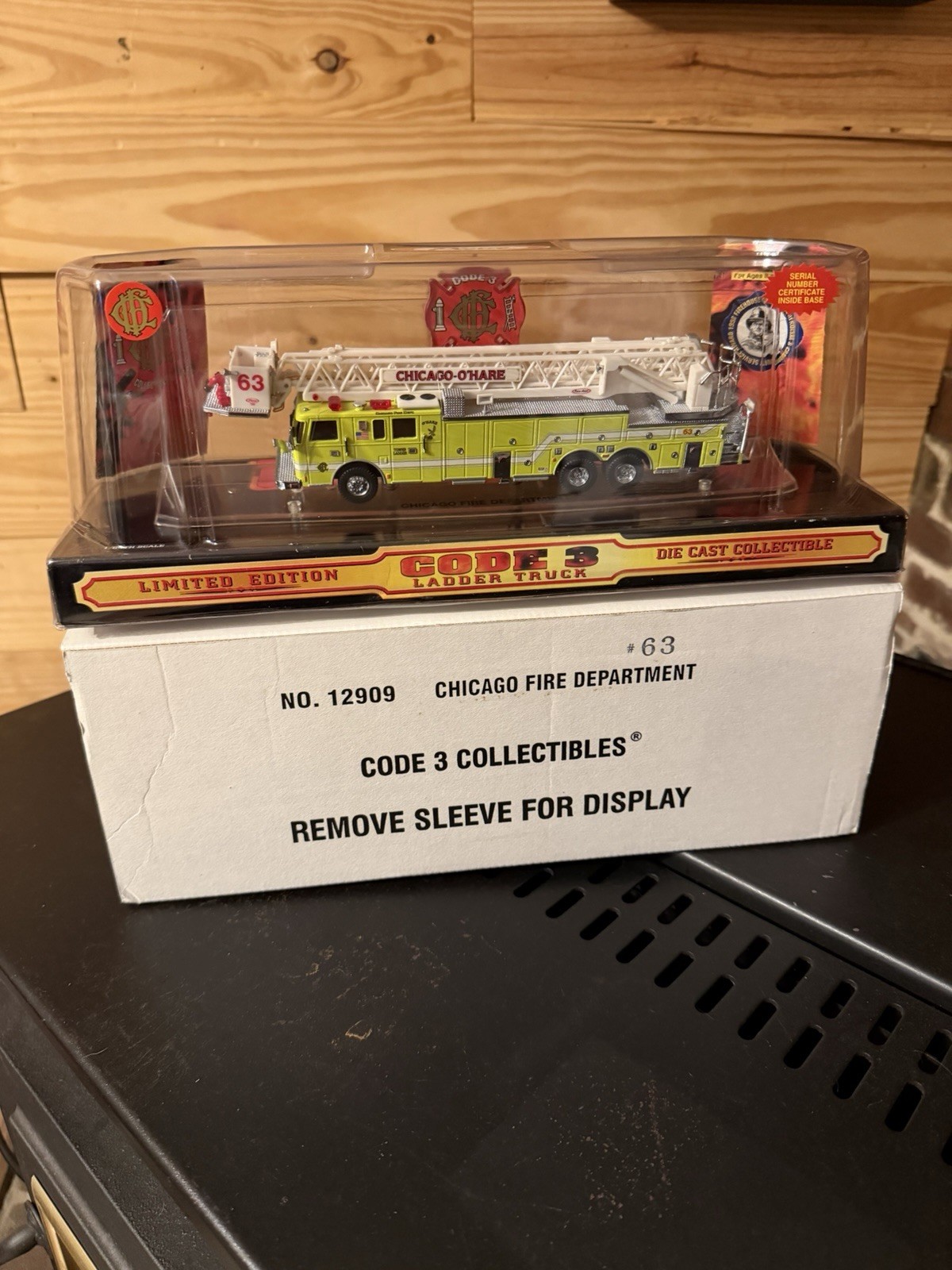 1/64 Code 3 Chicago O'Hare Pierce Platform Ladder #63 Firetruck 12909