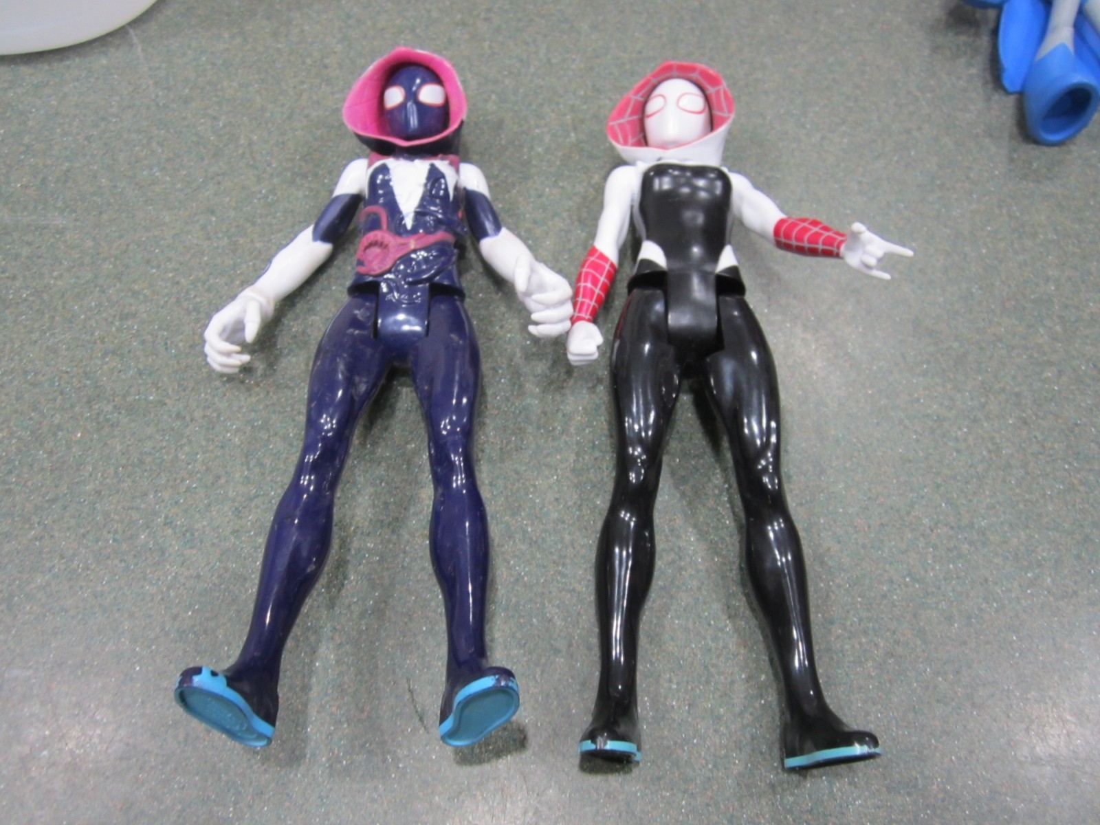 Two Figure Lot - 12\