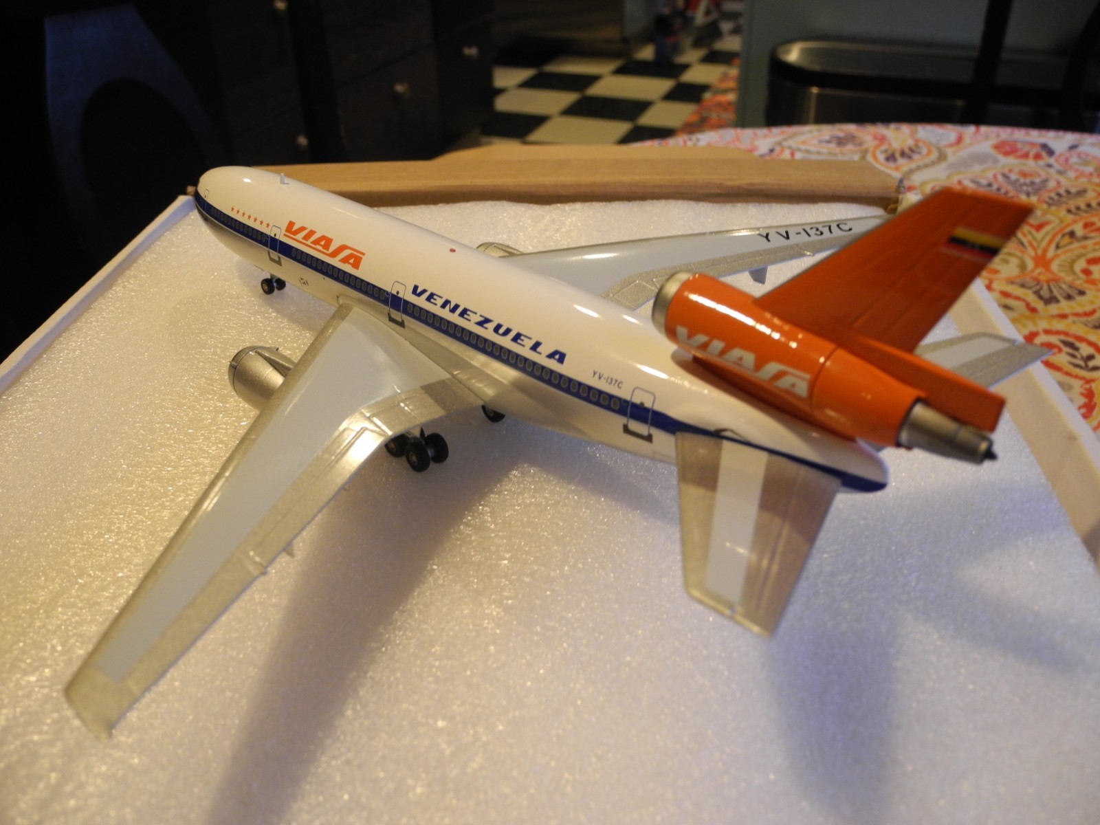Collectors' FIND Very Rare Inflight DC-10 VIASA, Original Edition, 1:200