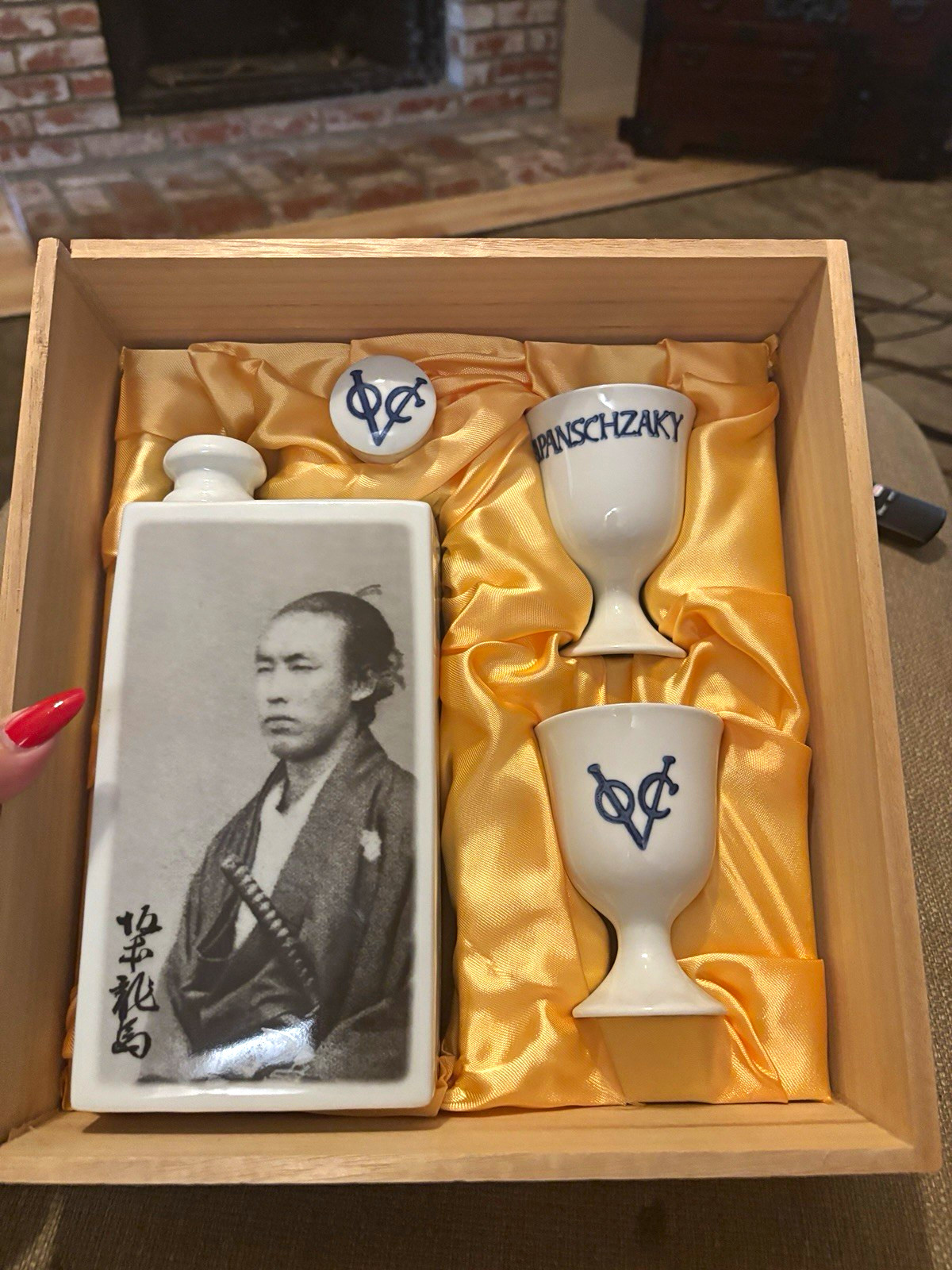 Arita Ware Sakamoto Ryoma Sake Set Bottle 2 Cups Wooden Box JAPANSCH ZAKY Japan