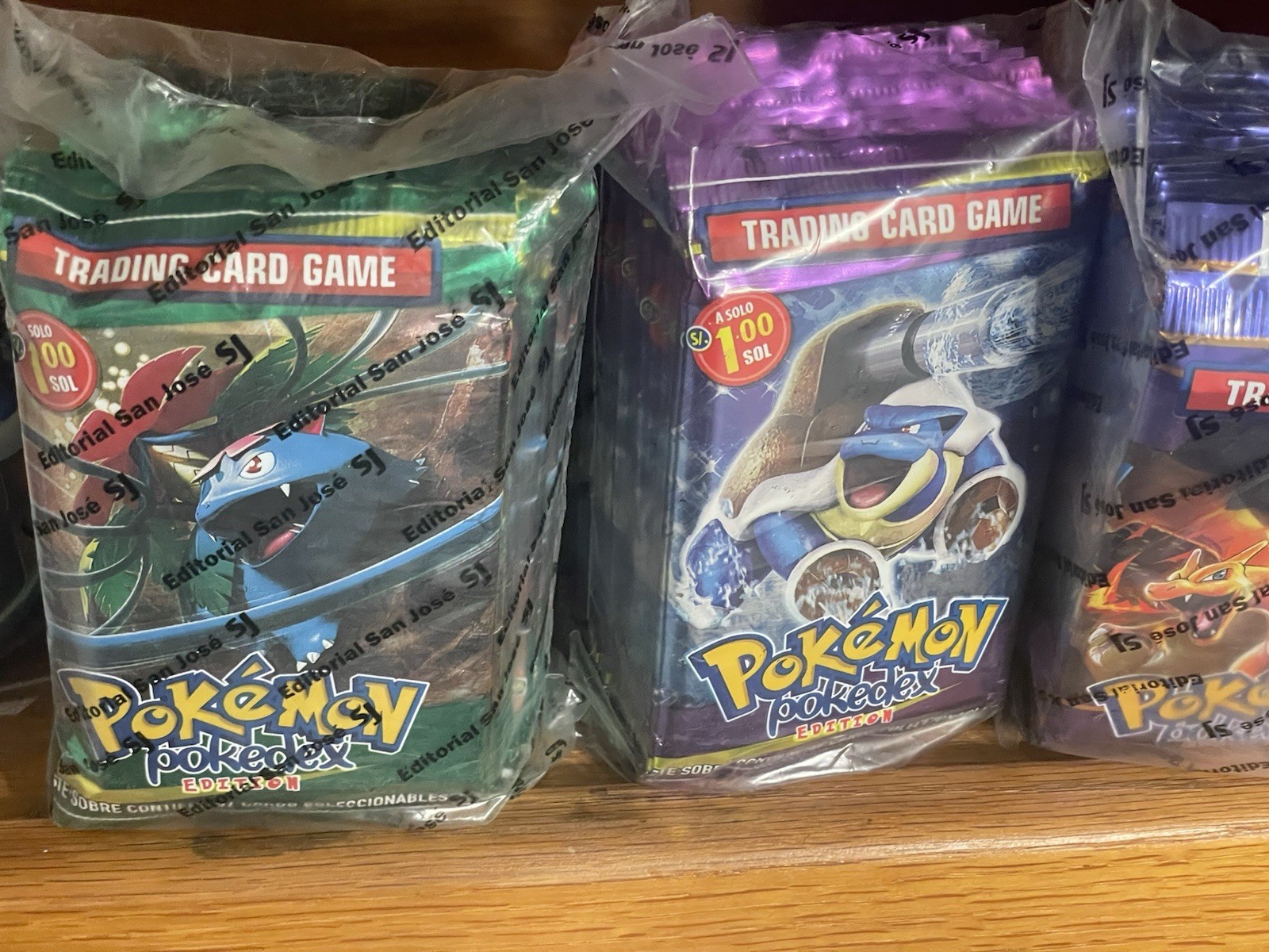 A New Packs Of pokedex Trading Cards with 25 envelopes San Jose Editorial(Perù)