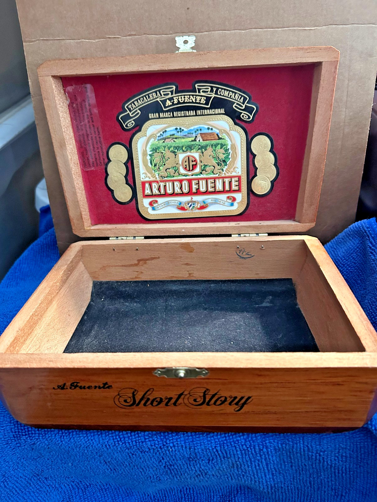 ARTURO FUENTE HEMINGWAY SHORT STORY WOODEN CIGAR BOX (Empty)-VERY NICE -SEE PICS