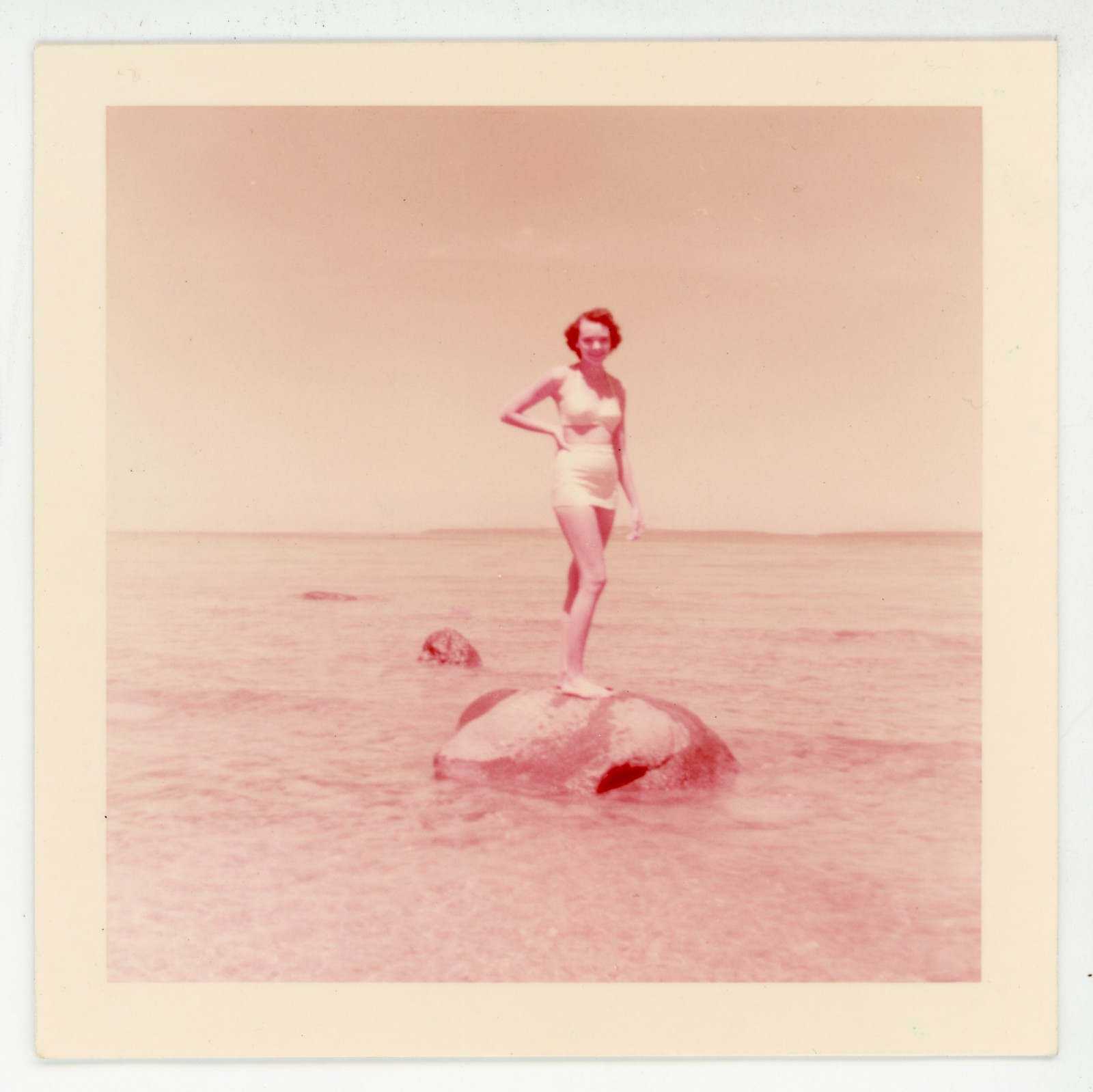 VINTAGE 1955 PHOTO CANDID CHEESECAKE PINUP BATHING BEAUTY SNAPSHOT MOD WOMAN