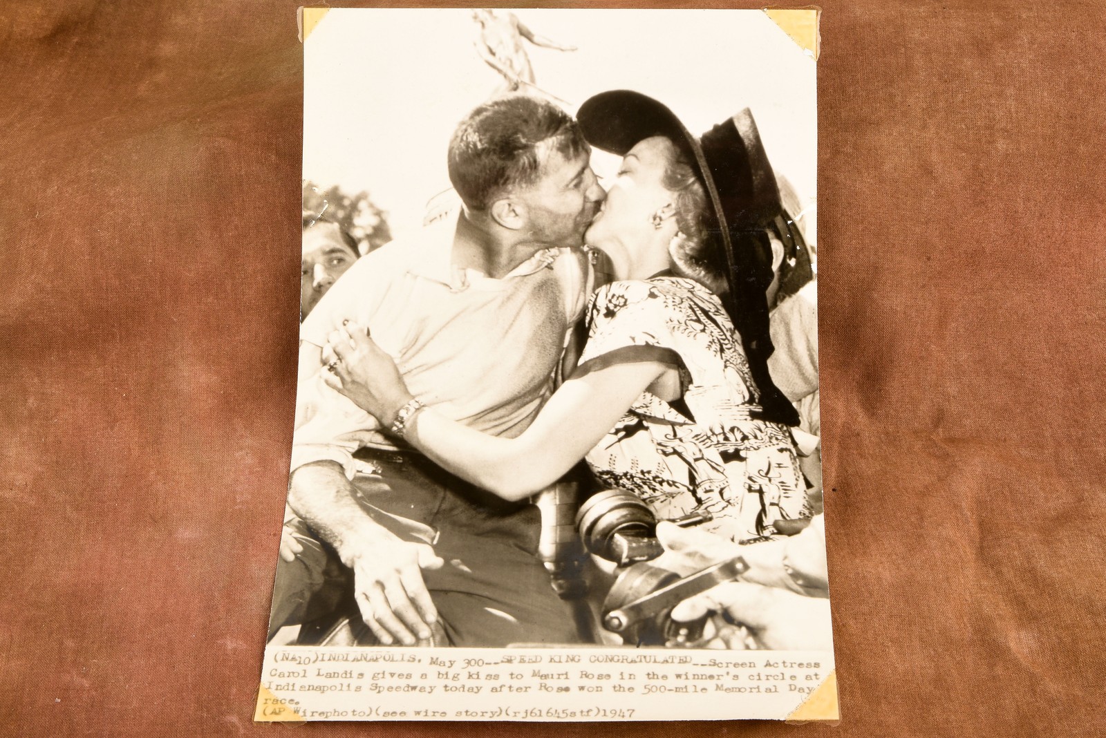 1947 Indianapolis 500 Winner Mauri Rose Kissed by Carol Landis AP Wire Photo V33