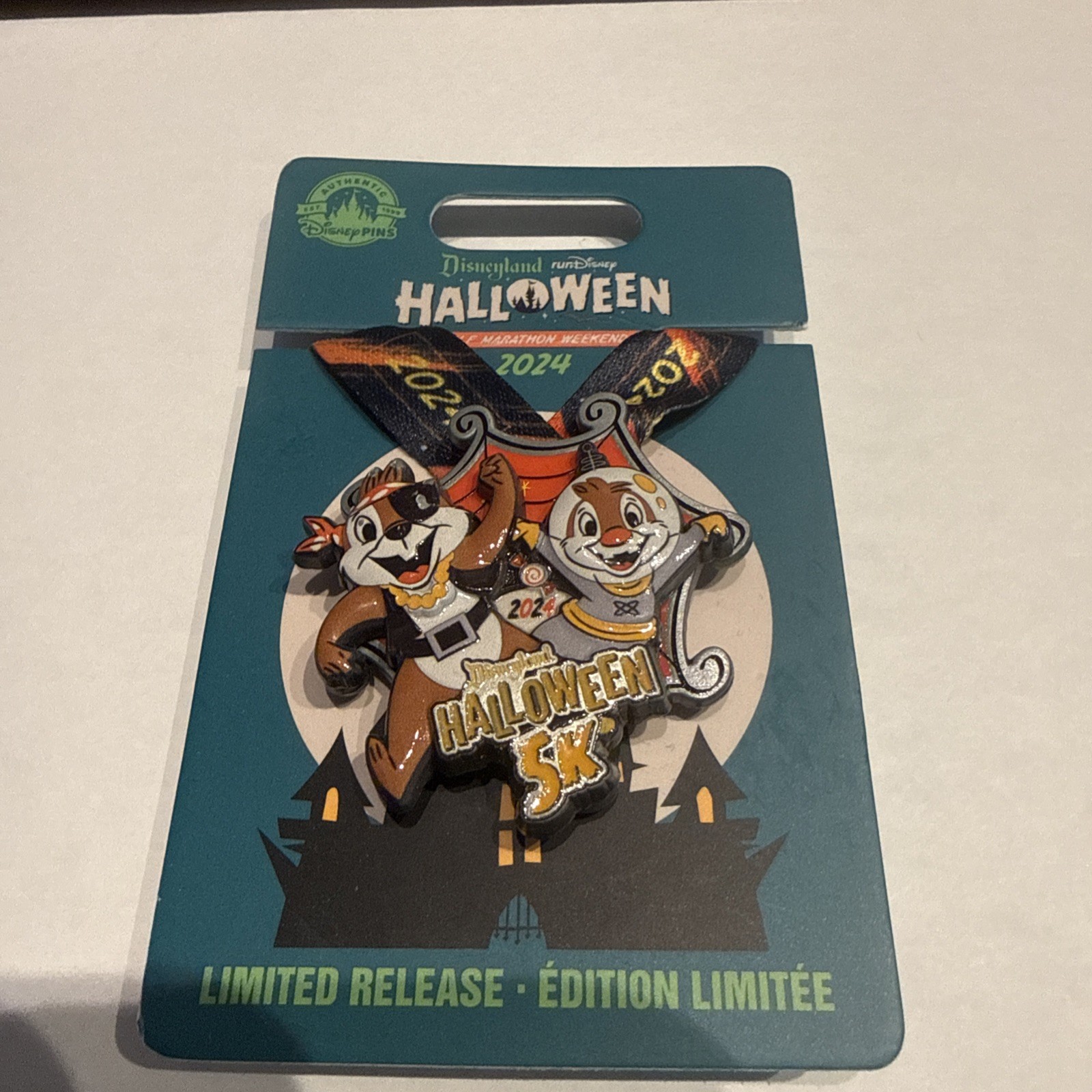 New Disneyland RunDisney Pin HALLOWEEN 5K Chip & Dale 2024 Spinner Disney