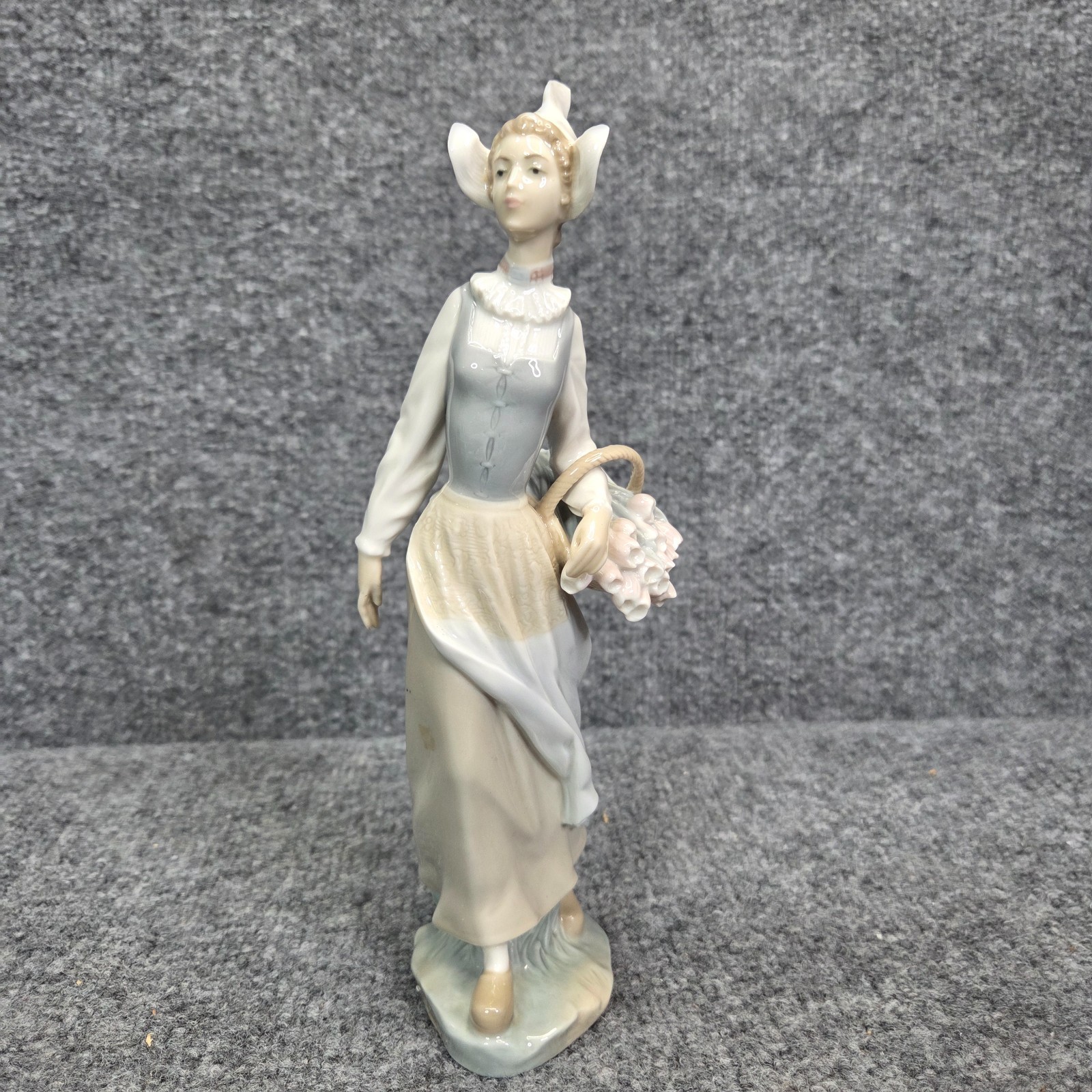 Lladro Genteel European Dutch Girl w/ Tulip Flower Basket Retired Figurine 9.75\
