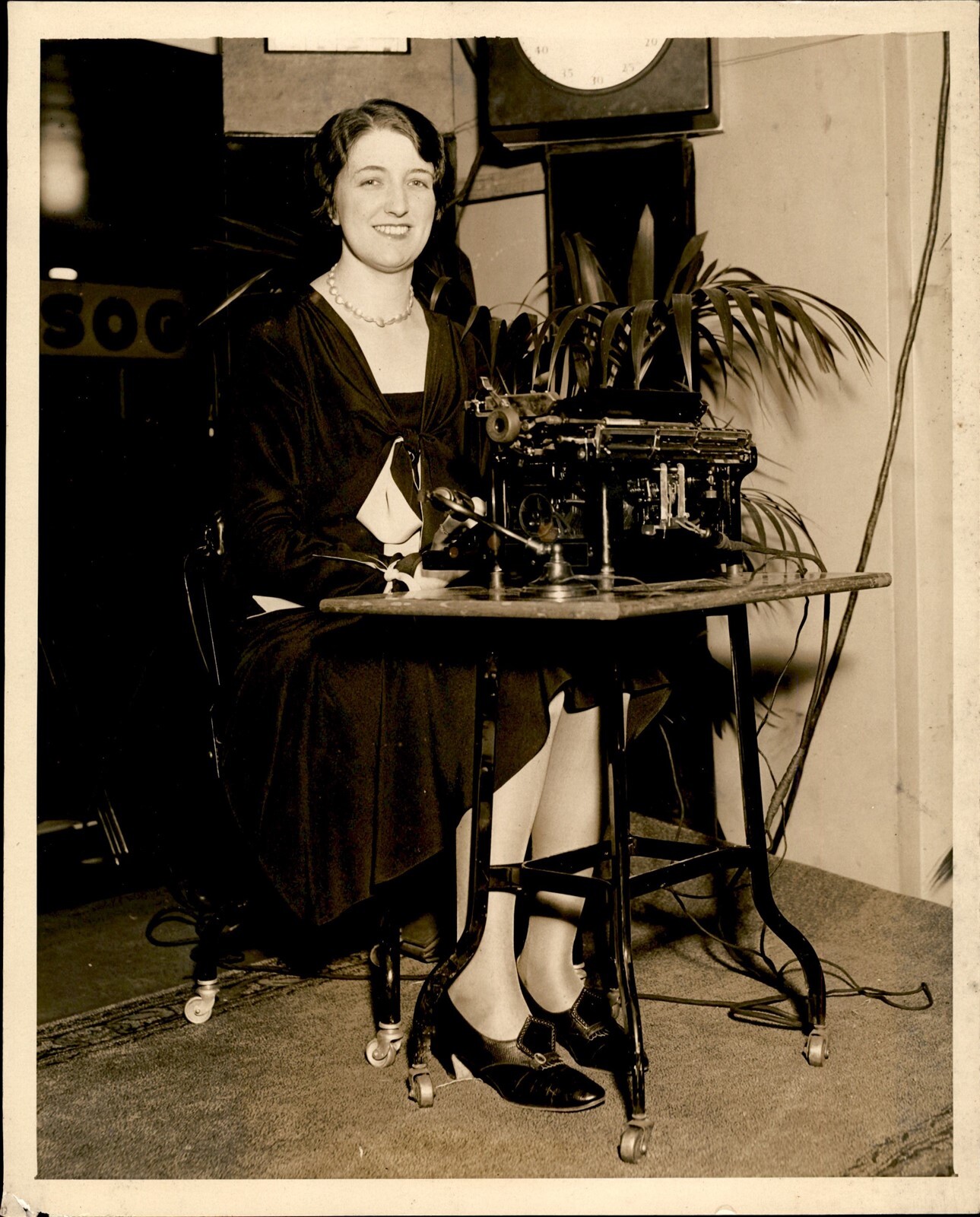 GA222 Original Underwood Photo TORONTO GIRL IS WORLD CHAMPION TYPIST IRMA WRIGHT