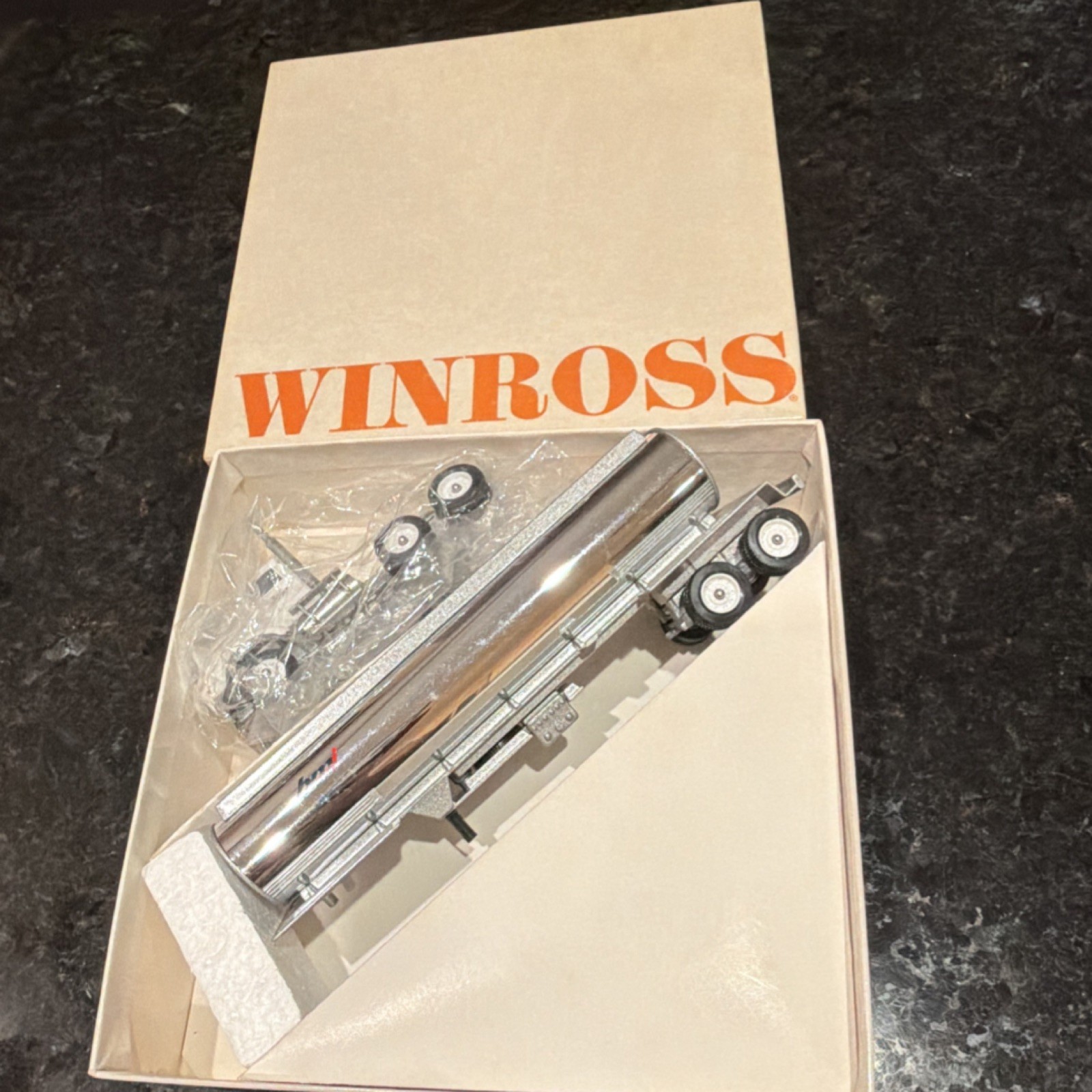 Winross 1:64 Scale Collectible Truck and Tanker Model with Original Box NEW