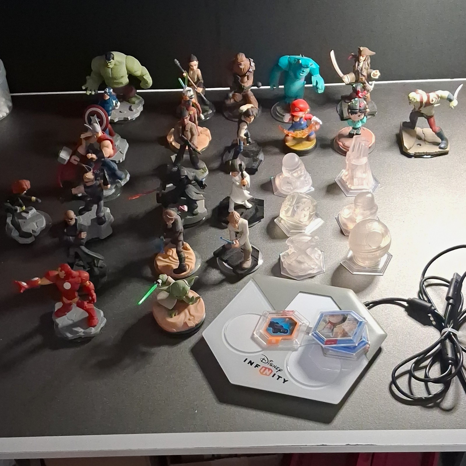 Disney Infinity 3.0 Electronic Portal Base + Character Figure Lot w/ Power Discs