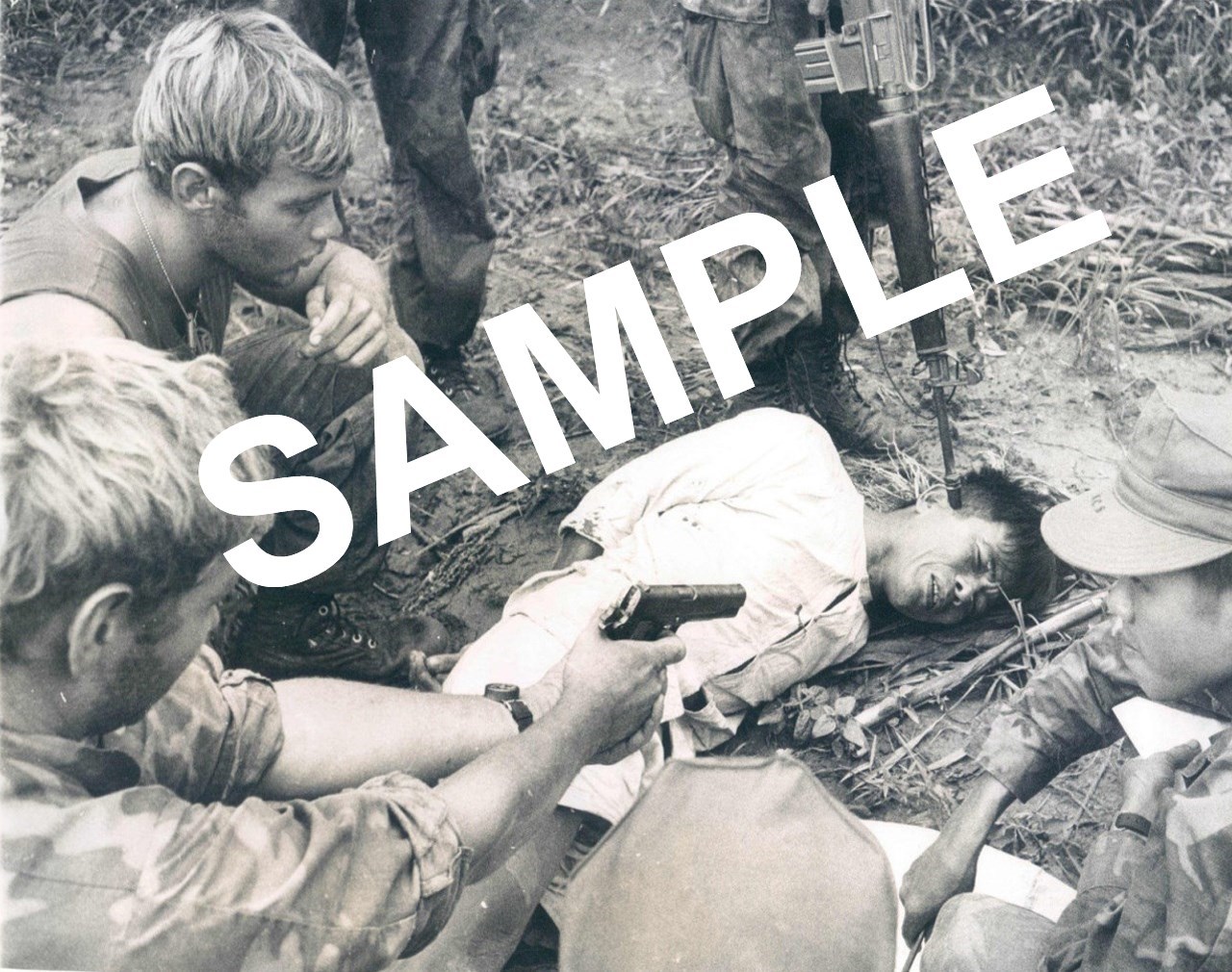 VIETNAM WAR CAPTURED VIETCONG BEING INTERROGATED BY US FORCES 4