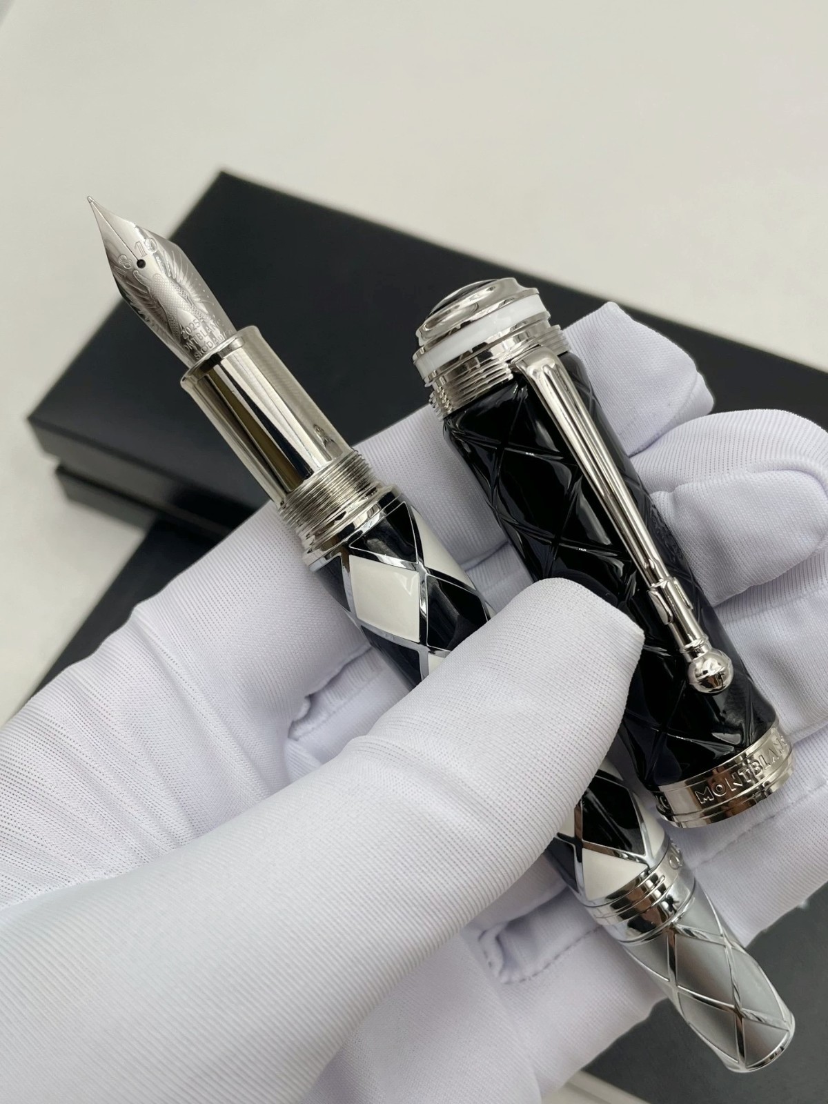 Montblanc Black Great Characters Homage to Queen Fountain Pen  With Gift Box