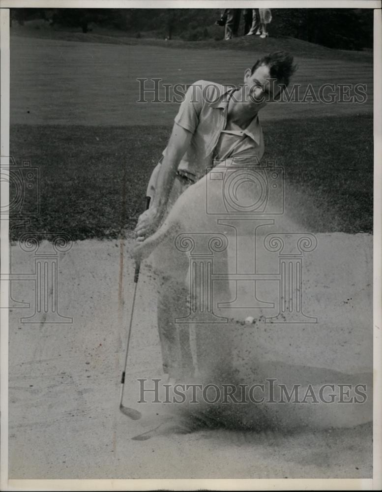 1938 Press Photo Golfer Alvin Everett of Rome, GA blasts out of sand trap
