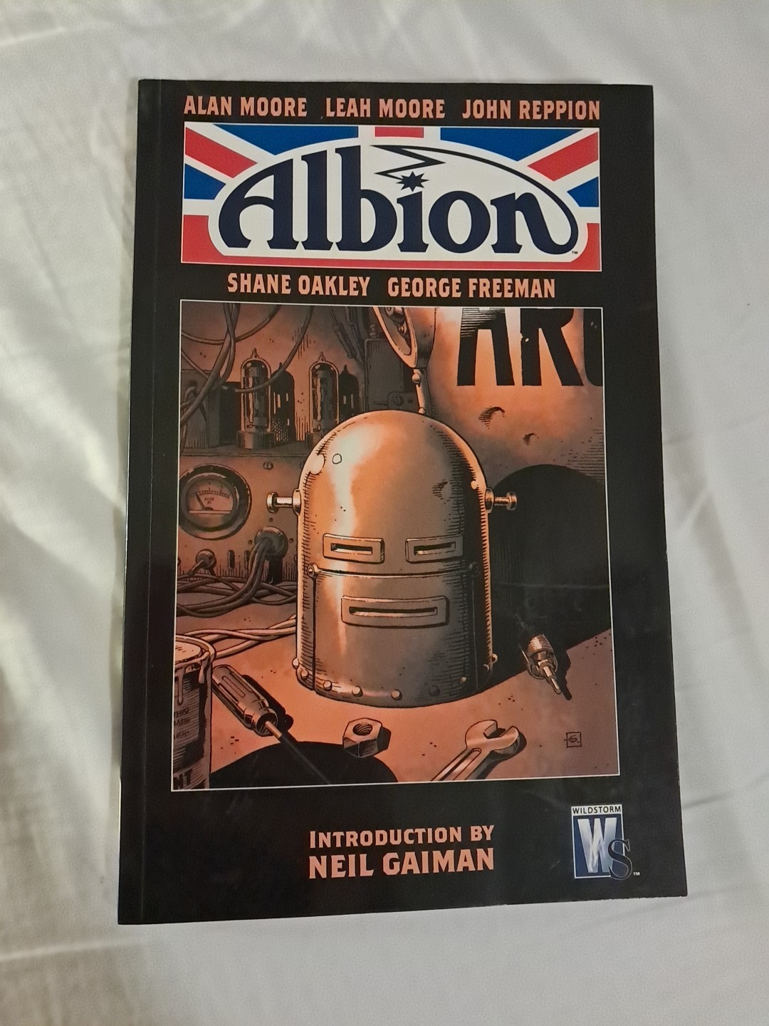 Albion TPB (DC Comics 2006 February 2007)