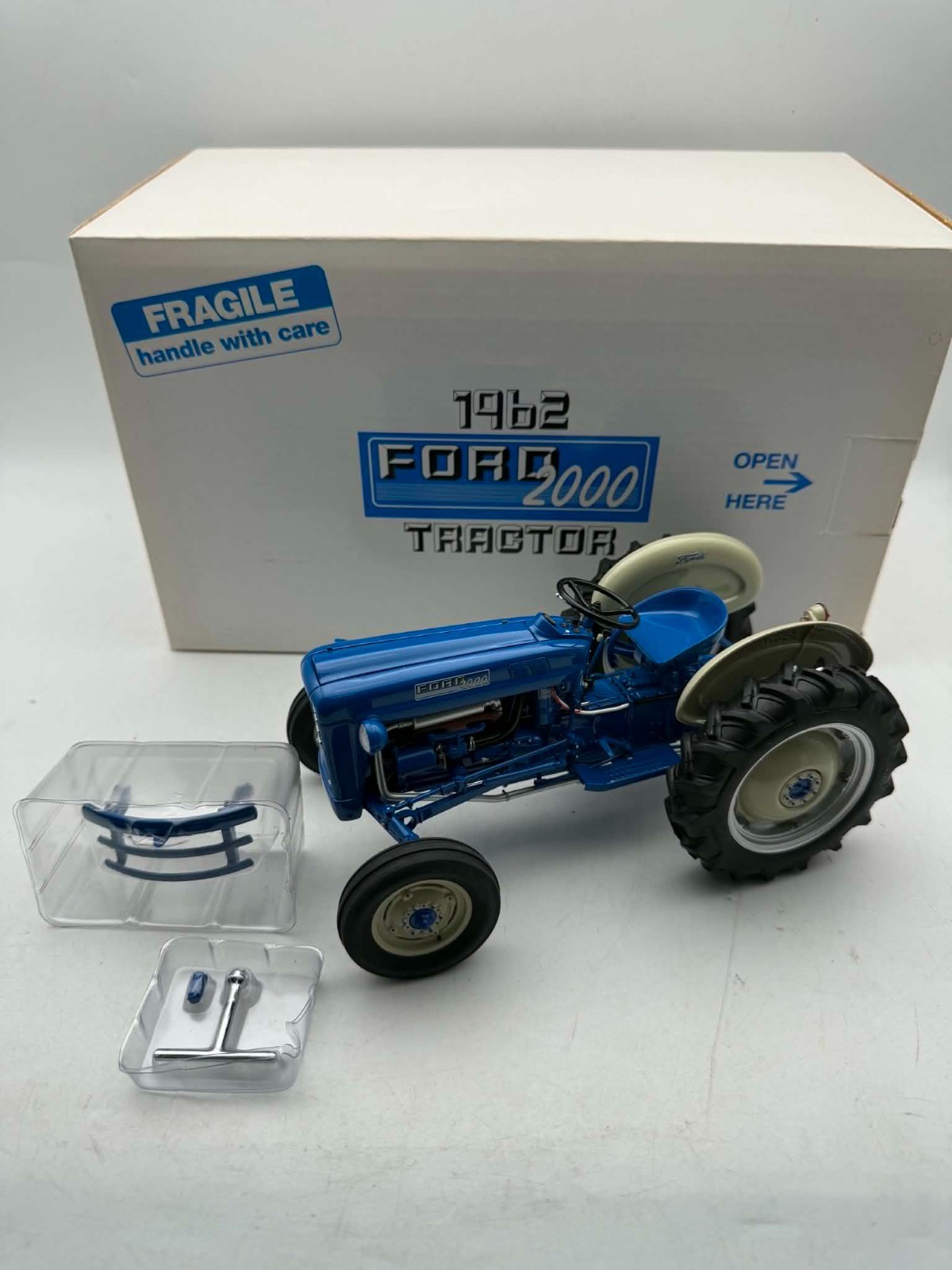 DANBURY MINT 1:16 1962 Ford 2000 Tractor - American Vintage
