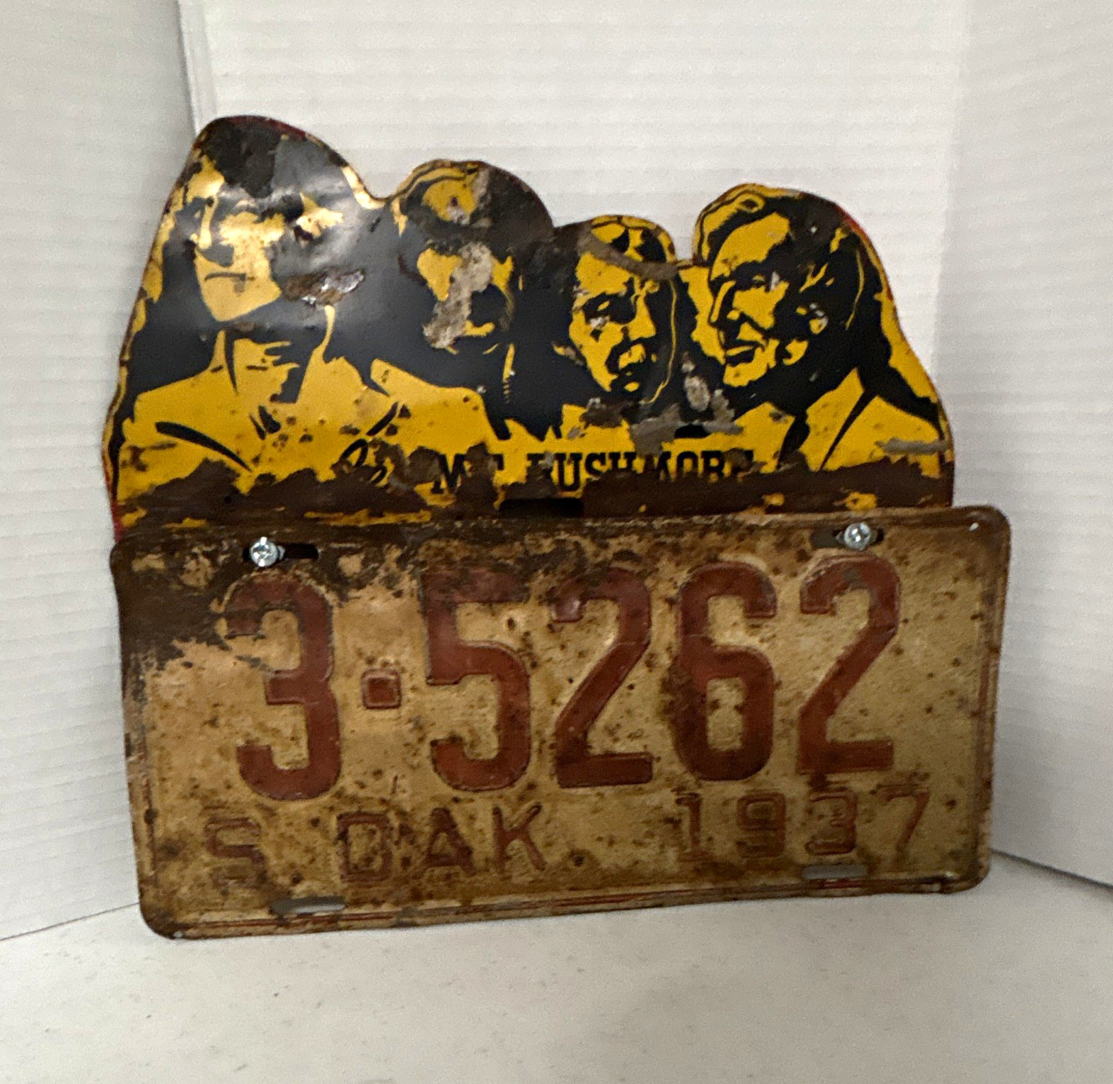 South Dakota 1937 License Plate 3-5262 w/ Mount Rushmore Topper
