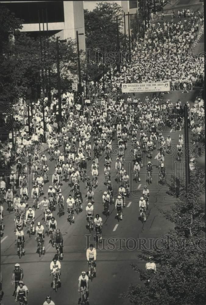 1989 Press Photo Bob Uecker's Ride for the Arts cycling event, Milwaukee