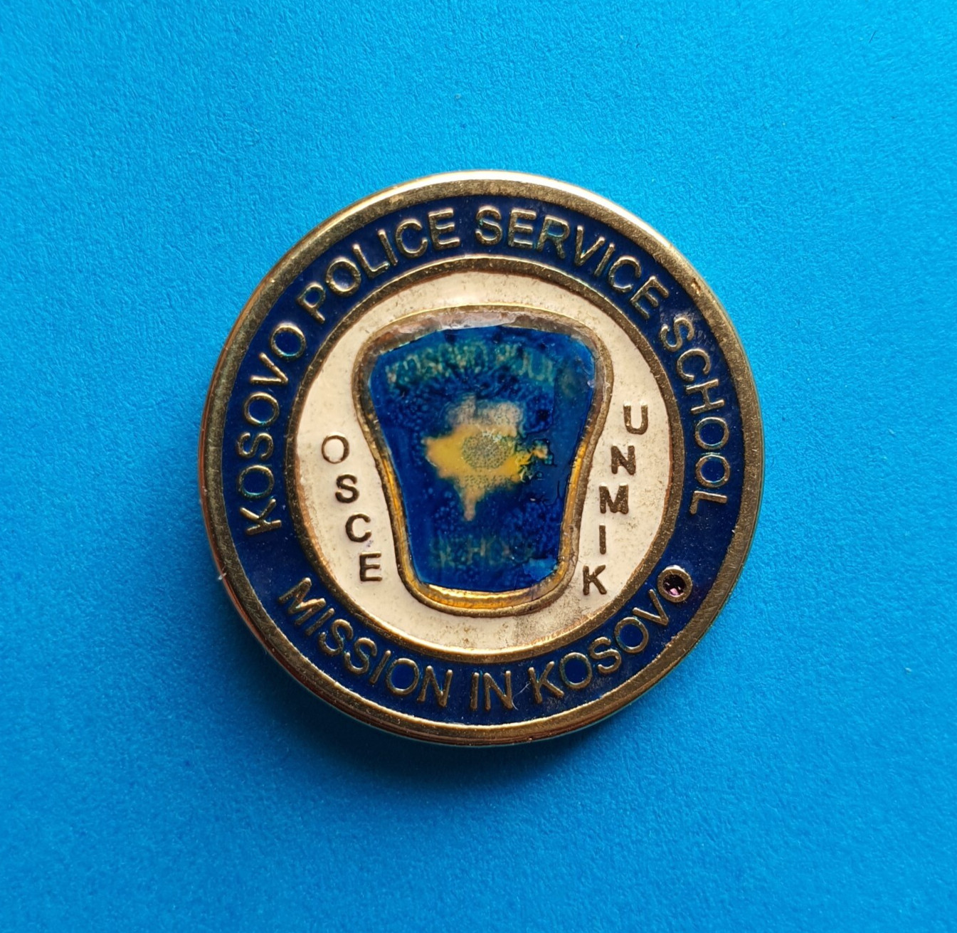UN UNITED NATION OSCE UNMIK Mission in Kosovo - Police Service School Pin Badge