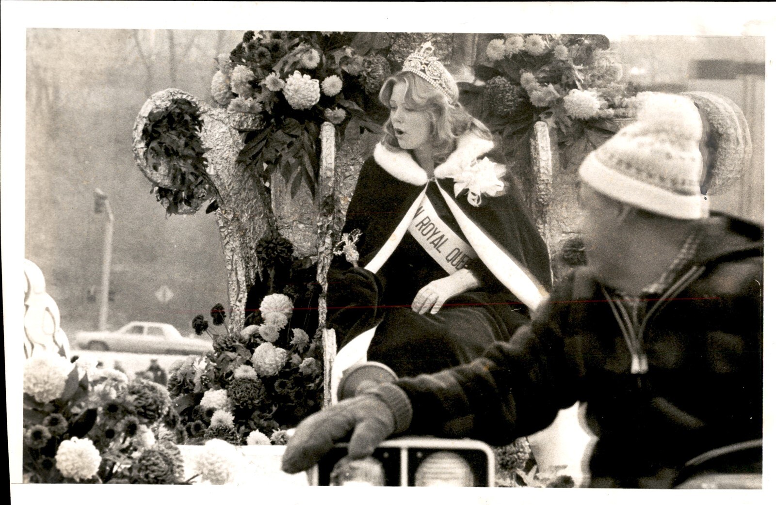 LG971 Original Photo ROYAL QUEEN ON PARADE FLOAT THRONE Cold Winter Beauty Queen